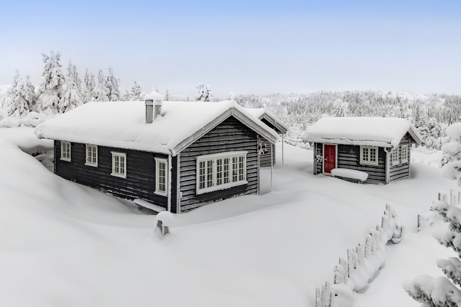 Her får du en velholdt hytte og anneks med en meget fin utsikt og gode solforhold. Galleribilde