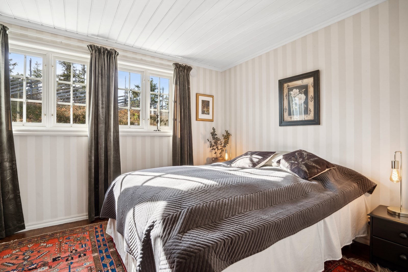 Det er 3 gode soverom i hytta, pluss ett i annekset. Galleribilde