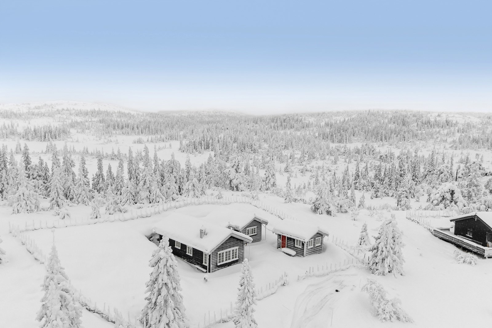 Eiendommen består av både hytte og anneks som danner et koselig og usjenert hyttetun. Galleribilde