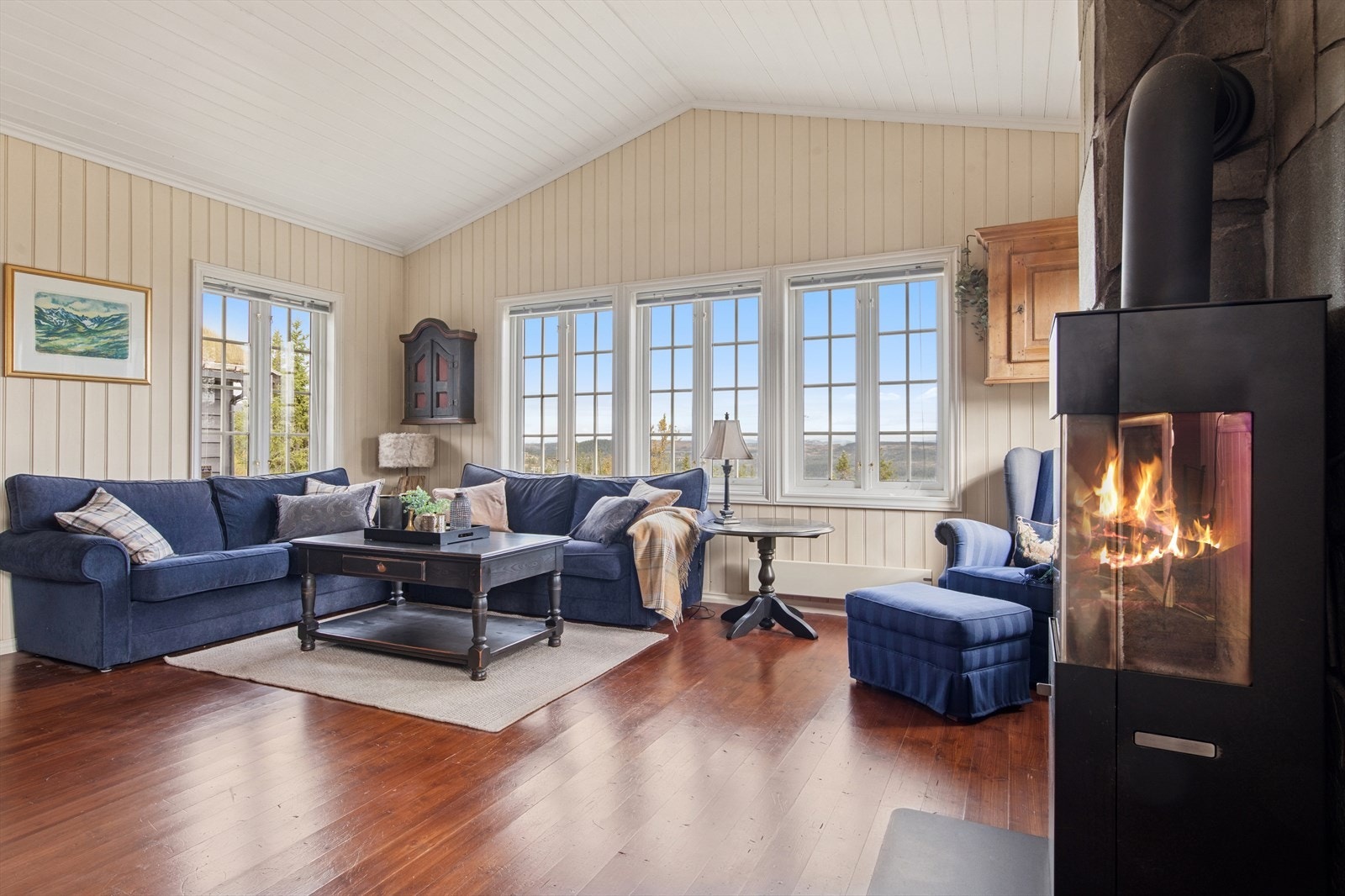 Innholdsrik og romslig stue med store vindusflater som slipper inn mye naturlig lys. Galleribilde