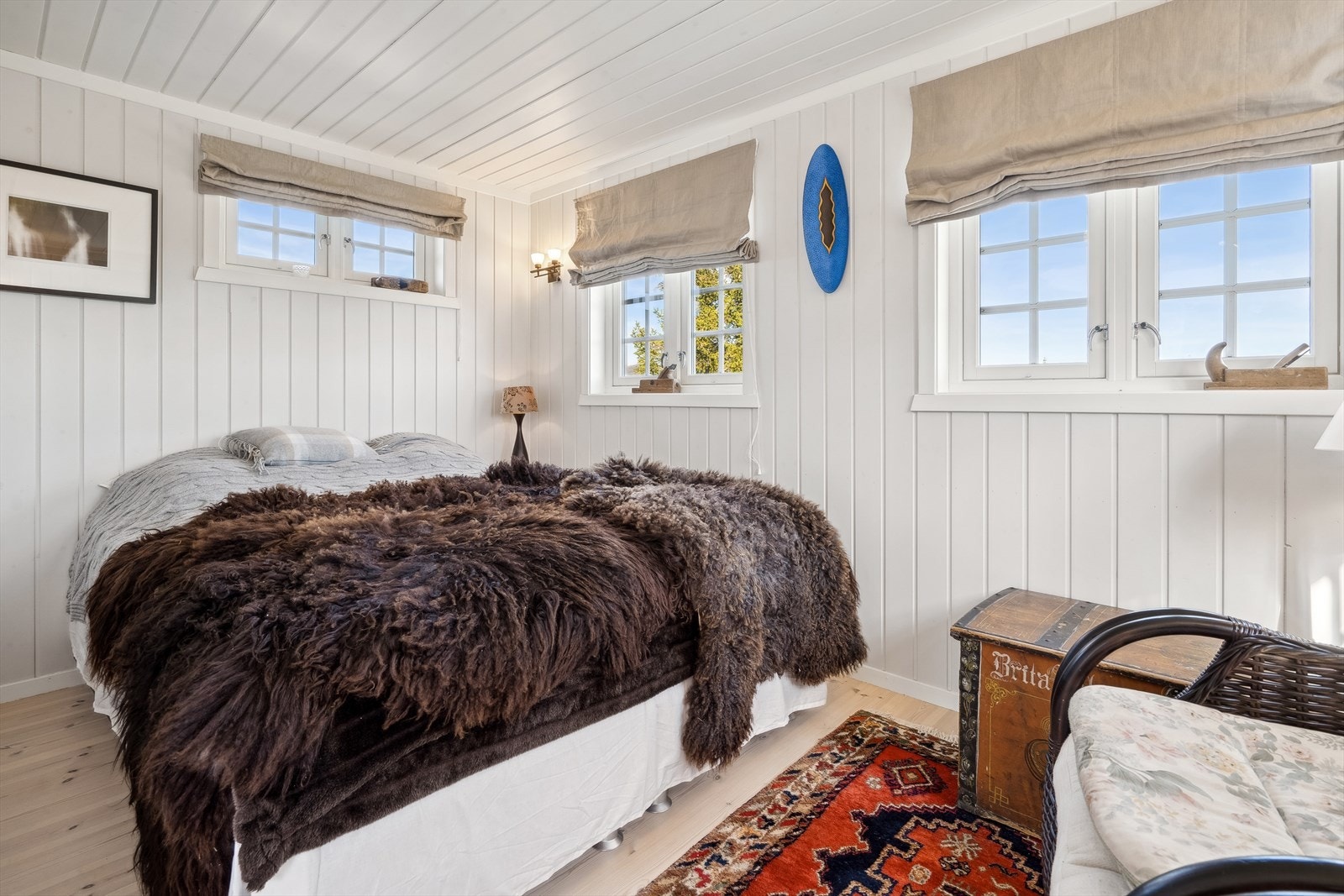 Romslig og lyst soverom i annekset for ro, stillhet og en god natts søvn. Galleribilde