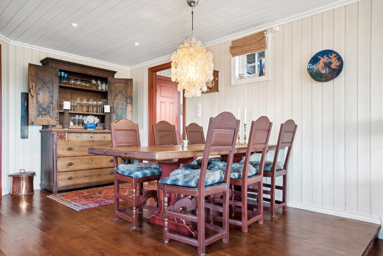 En koselig og innbydende spisestue hvor familie og venner kan samles. Galleribilde