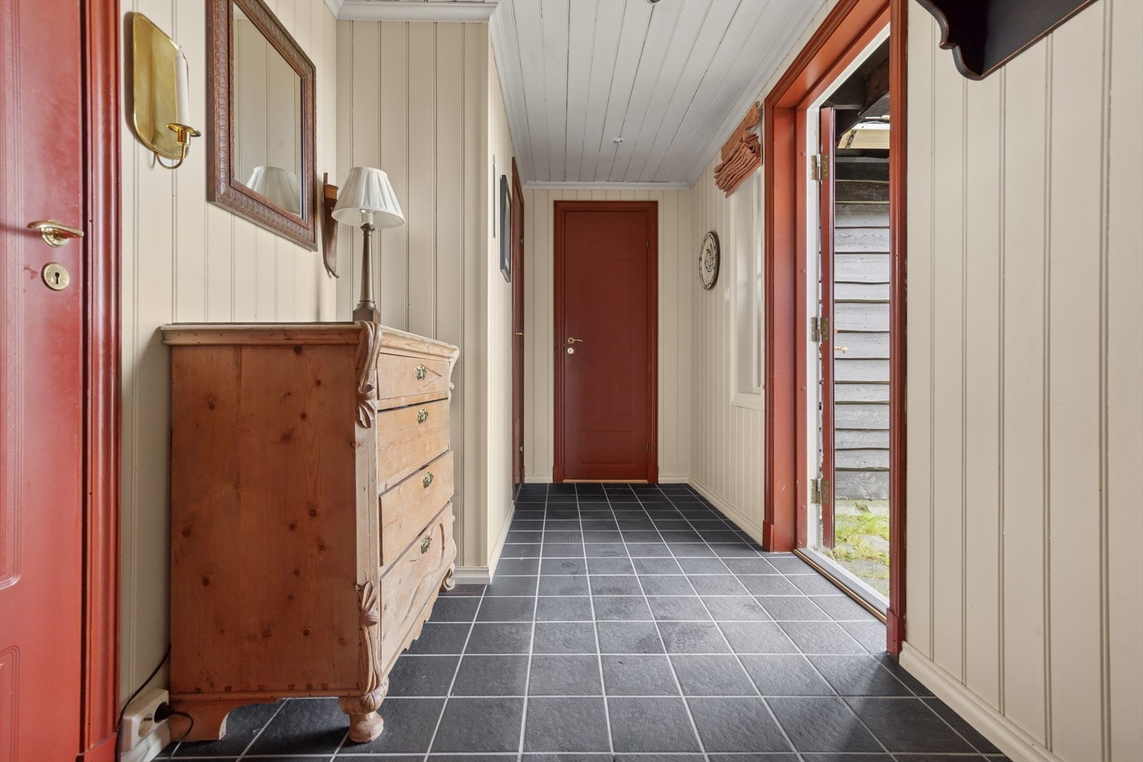 Velkommen inn til hyggelig visning! Innbydende, lys og romslig entré, hvor man kan henge fra seg yttertøy og sette fra seg sko. Galleribilde