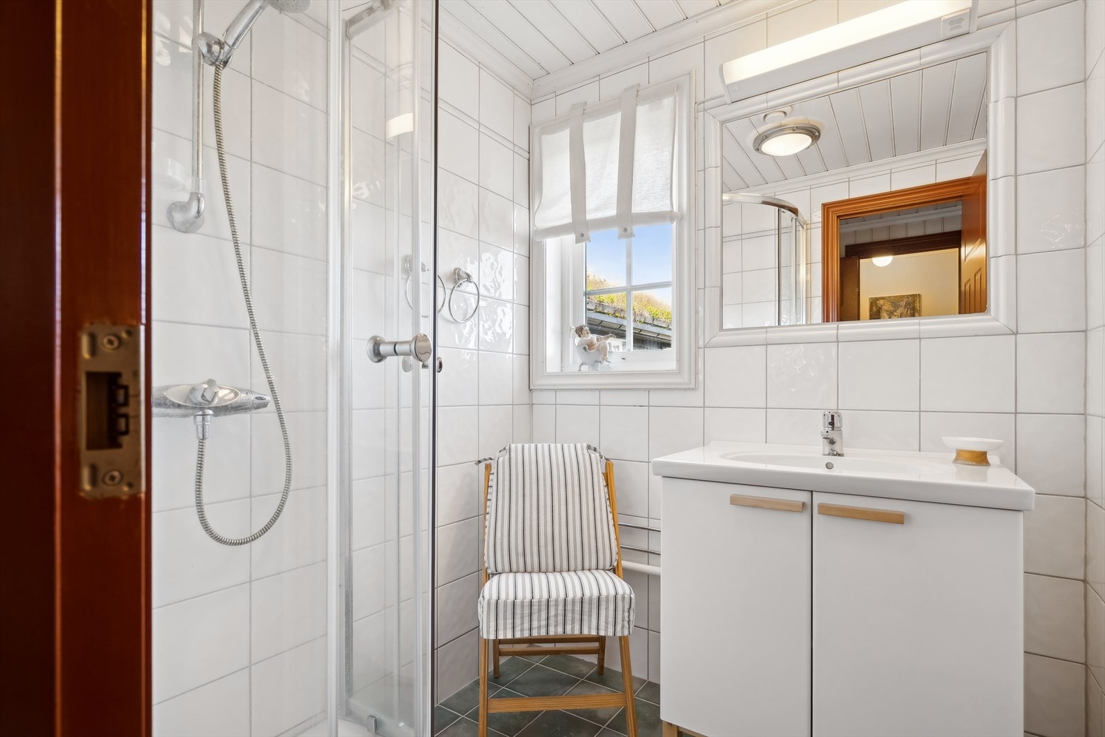 Begge badene er fliselagte med varmekabler. Mekanisk avtrekk. Galleribilde