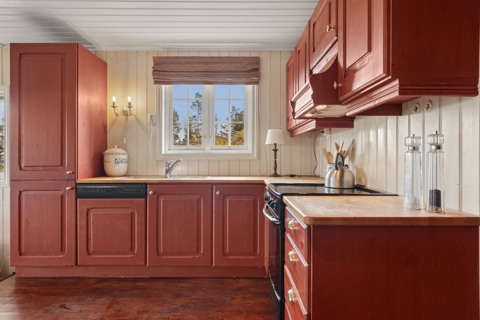 Pen kjøkkeninnredning med profilerte fronter. Benkeplaten av heltre. Godt med skap- og benkeplass. Galleribilde