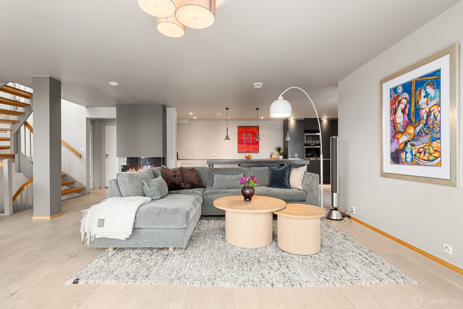 Med både gulvvarme og moderne gasspeis får man det lunt og godt i stuen. Galleribilde