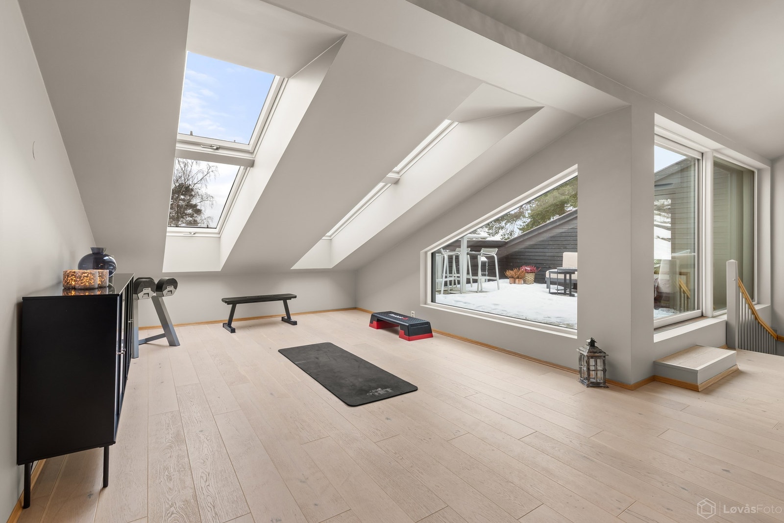 Stilen er lik den presentert i hovedstuen; 1-stavs parkett, beige overflater og vannbåren gulvvarme. Galleribilde