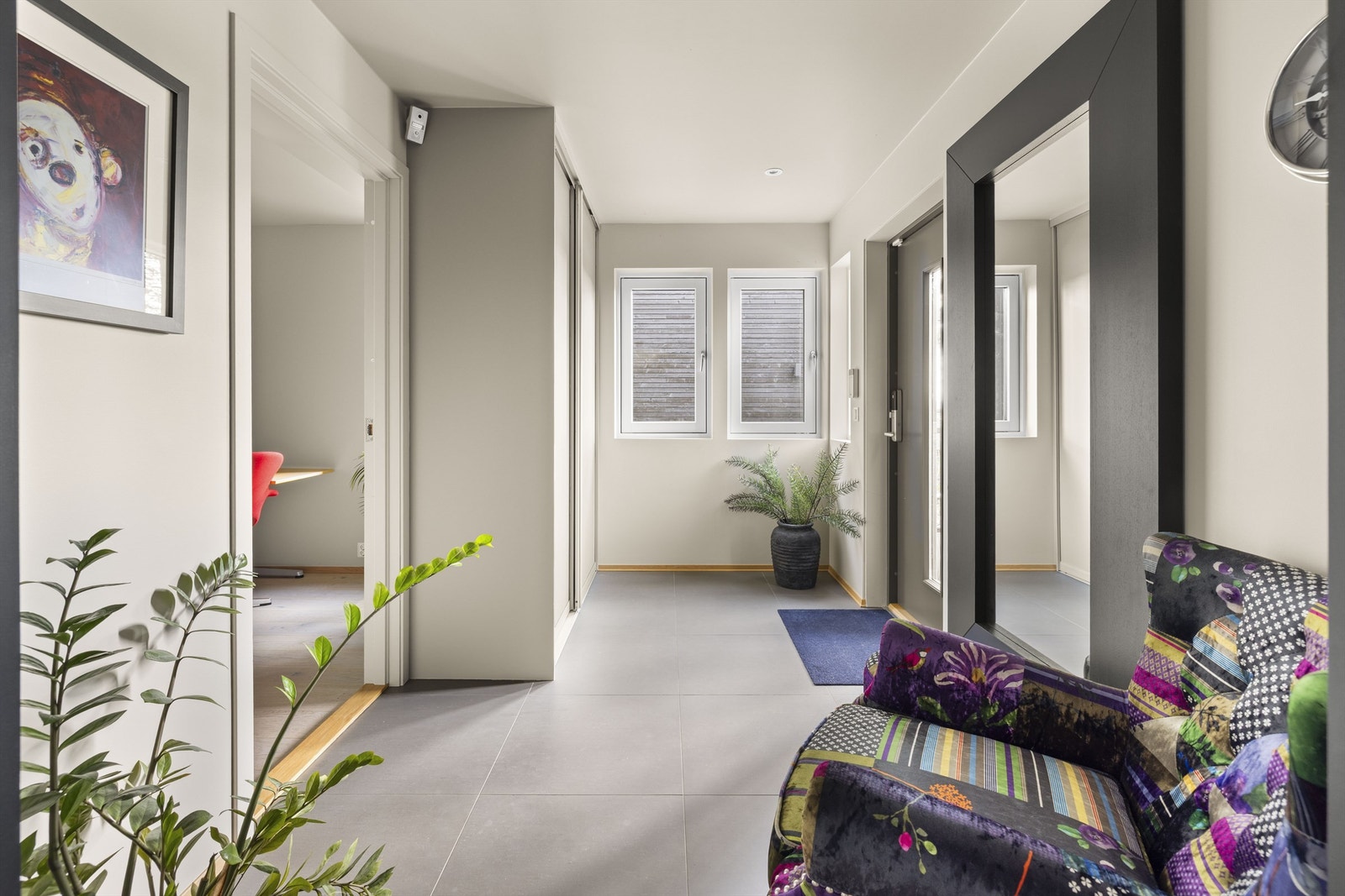 Entreen gir et godt førsteinntrykk, med downlights, vannbåren gulvvarme og store, grå fliser på gulvet. Galleribilde