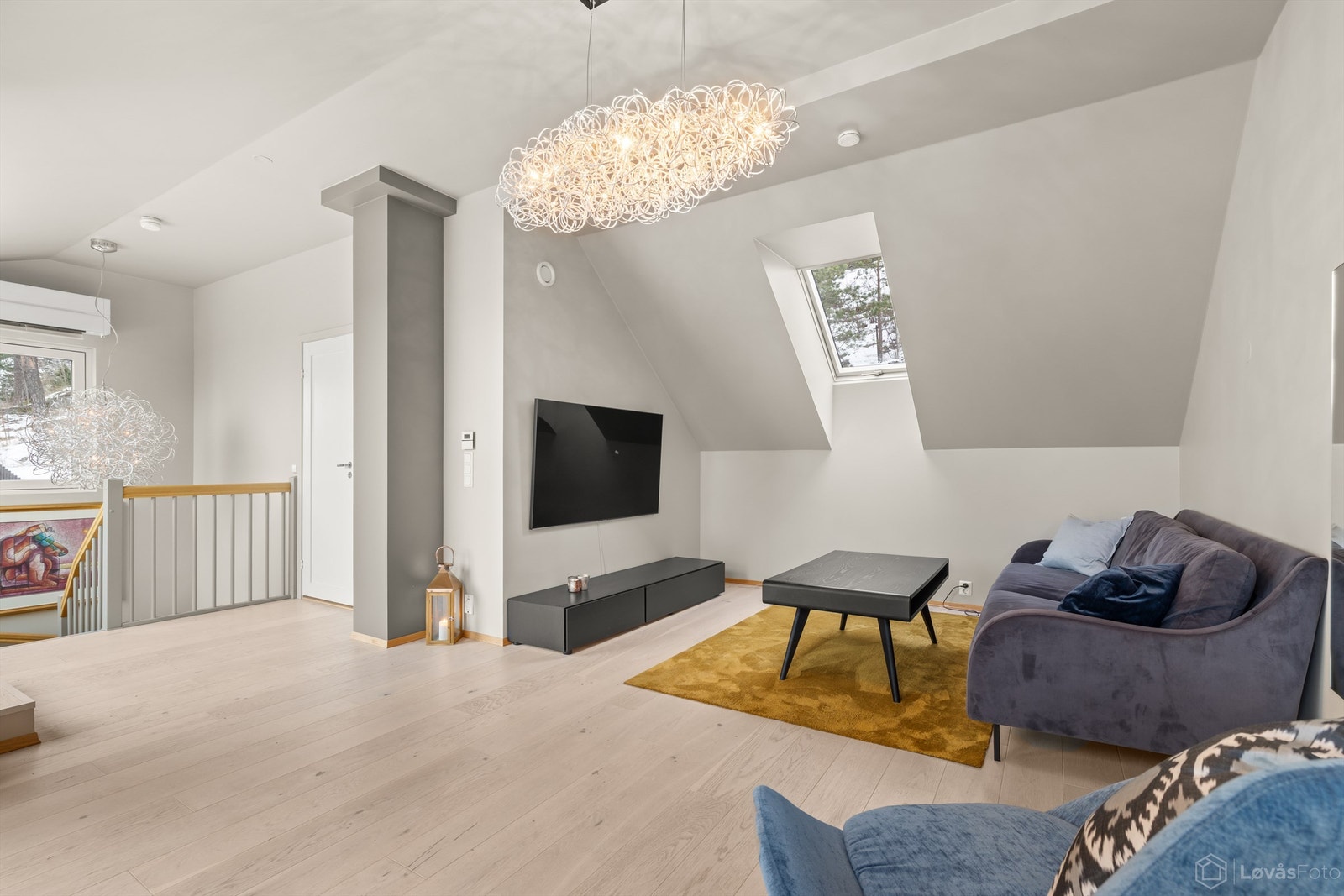 Det er flott gjennomlys via store takvinduer på begge sider av rommet. Galleribilde