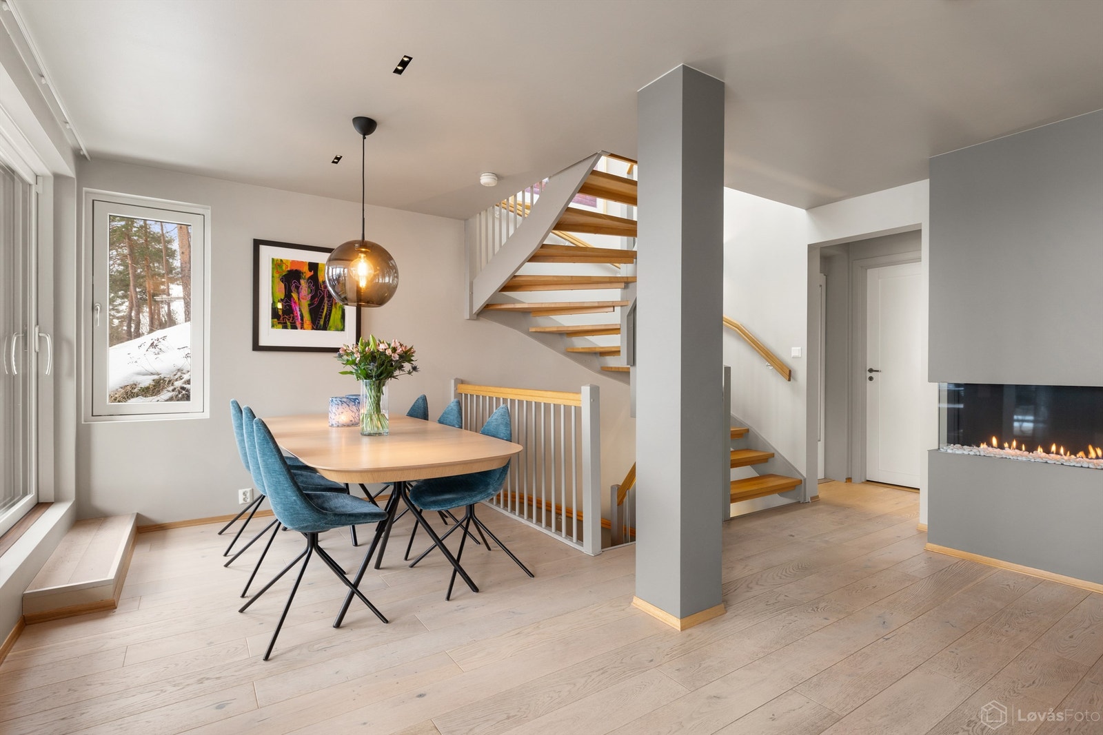 Foran glassdøren passer det utmerket å innrede med spisebord. Galleribilde