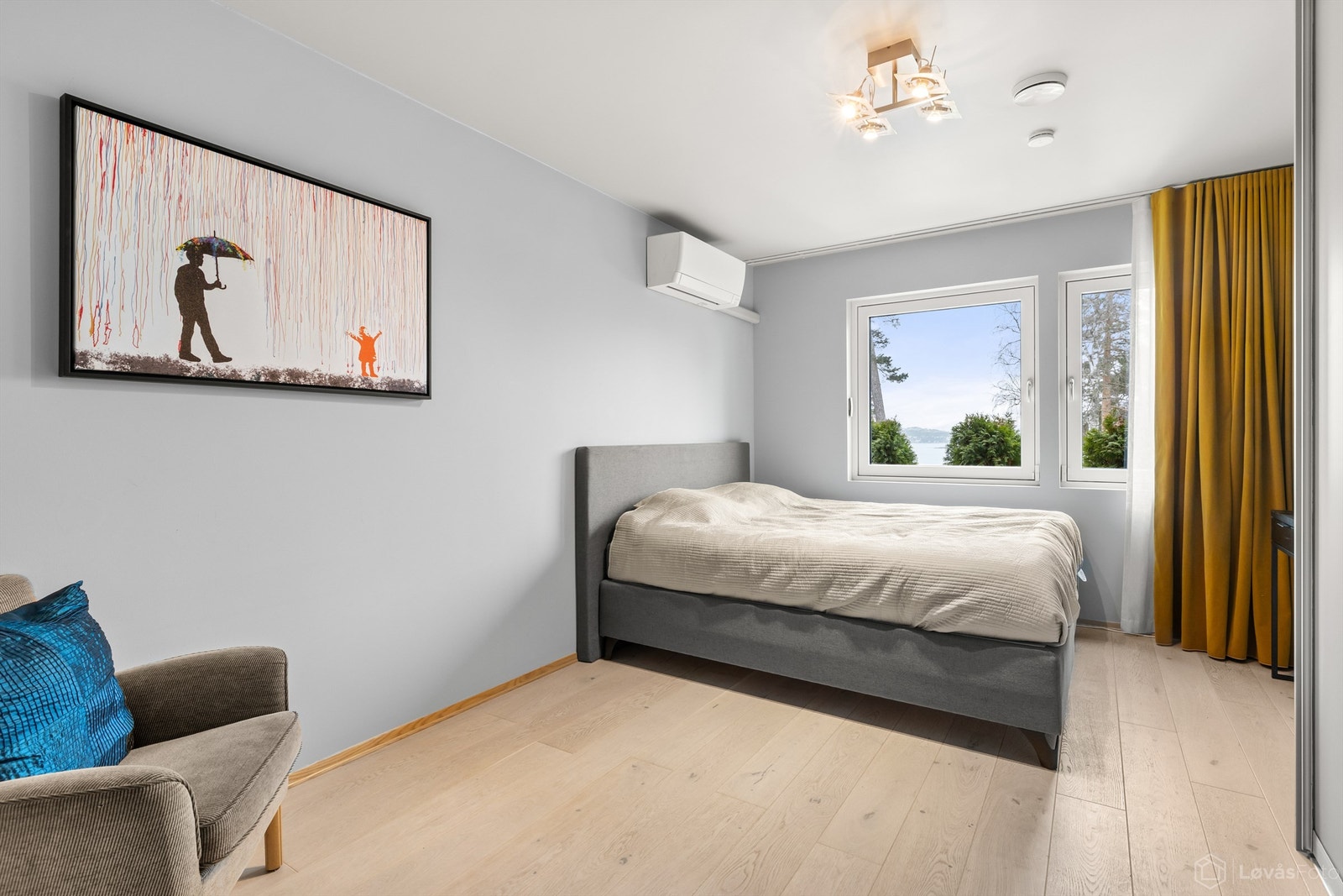 Boligen inneholder 4 gode soverom, hvorav tre av soverommene er samlet i 1. etasje. Meget praktisk hvis man har små barn. Galleribilde