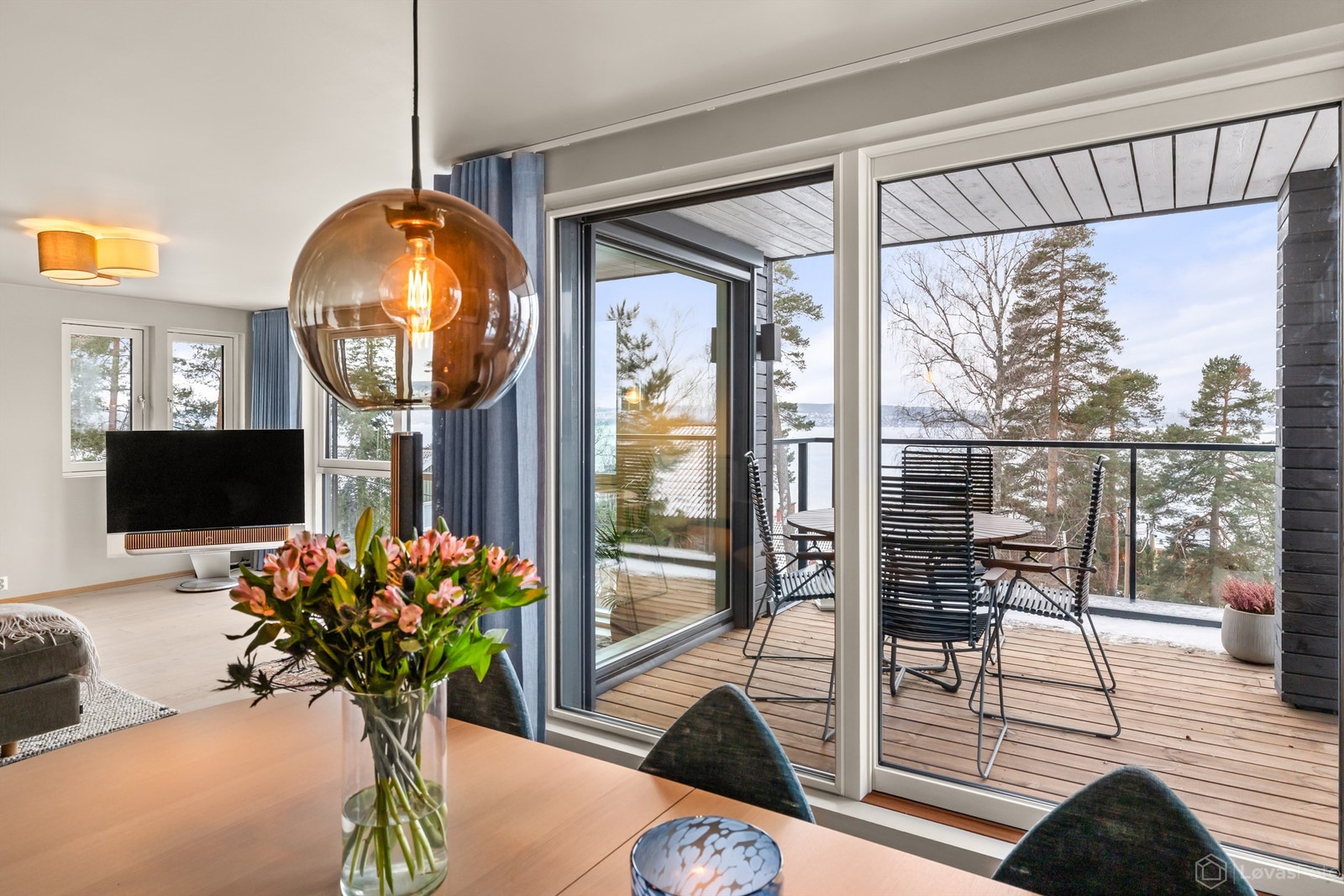 Utformingen gjør stuen enkel å møblere med flere sittegrupper i ulike soner. Med både gulvvarme og moderne gasspeis får man det lunt og godt i stuen. Galleribilde