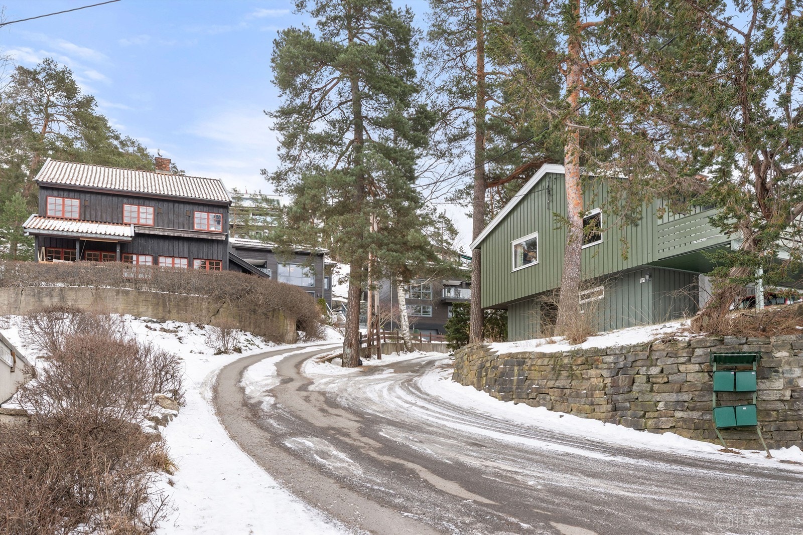 Det er lagt varmekabler i hele stikkveien frem til eiendommen, noe som sikrer enkel og trygg fremkommelighet også vinterstid. Galleribilde