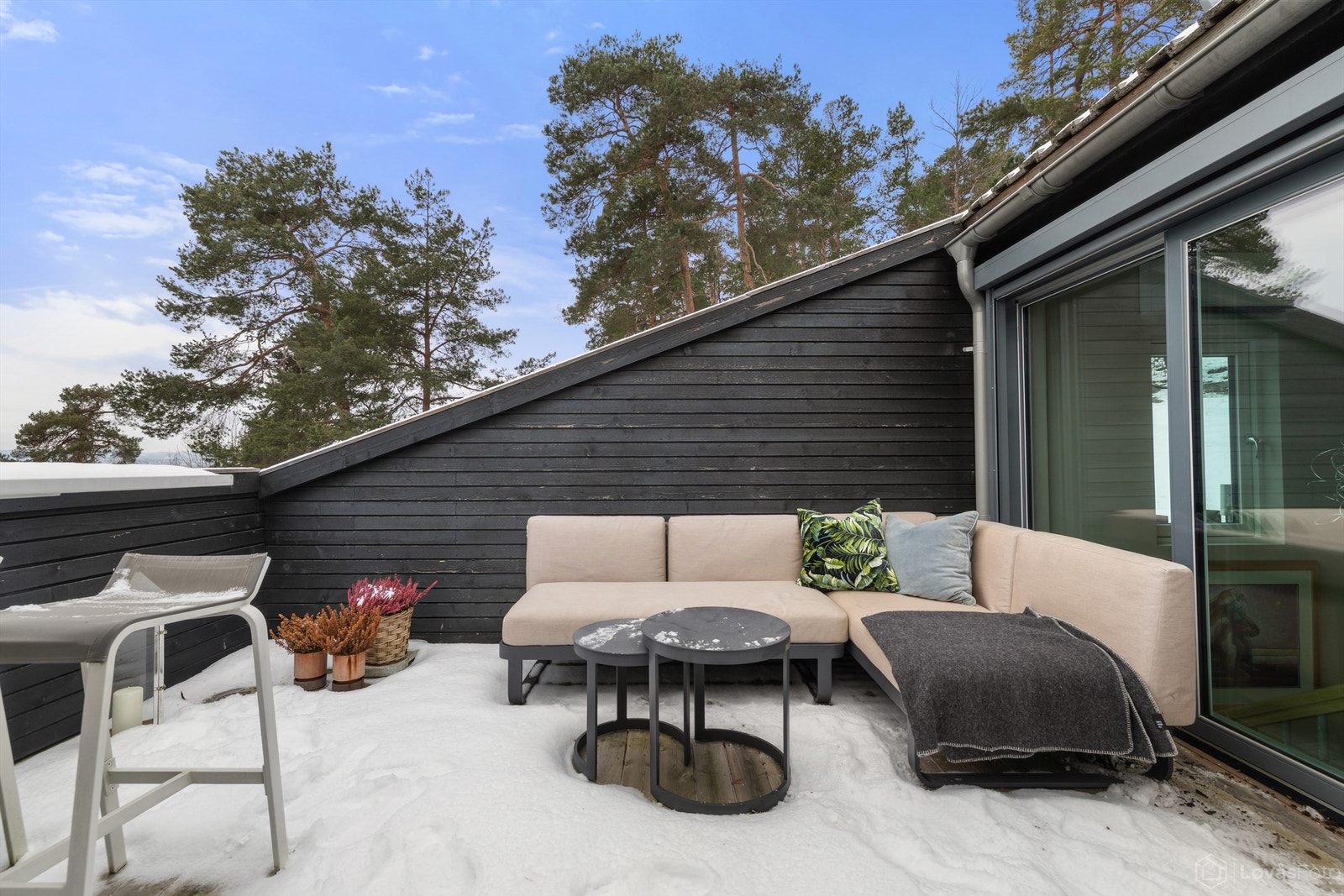 Her finner man enkelt roen mens man skuer utover fjorden. Galleribilde