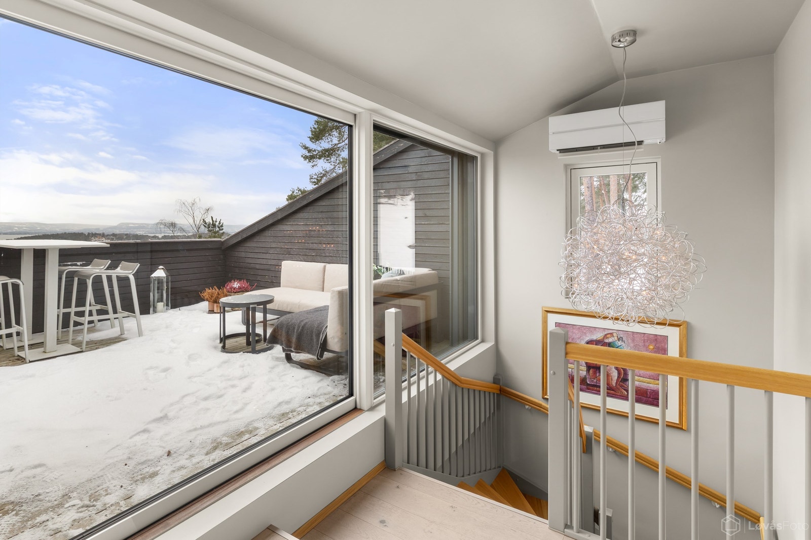 Øverst i trappen har stuen en varmepumpe, og en stor skyvedør i glass tar deg ut til den solrike takterrassen. Galleribilde