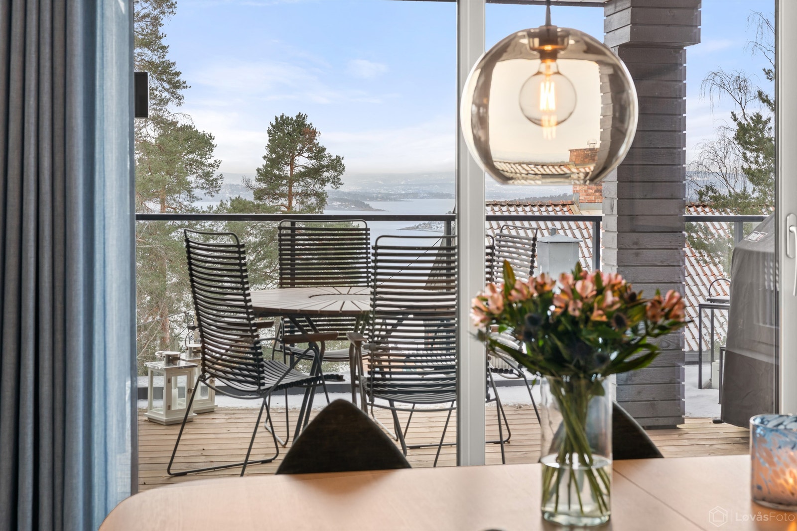 Perfekt plassering for spisebord foran glassdøren med fantastisk utsikt mot Oslofjorden. Galleribilde