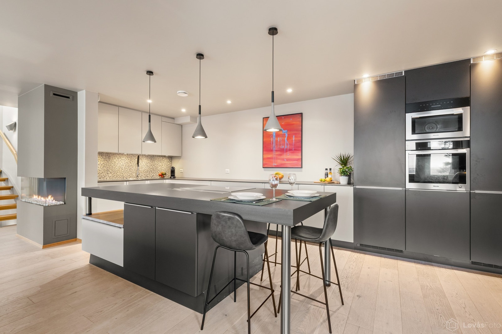 Boligen har et stilig kvalitetskjøkken fra Poggenpohl. Galleribilde