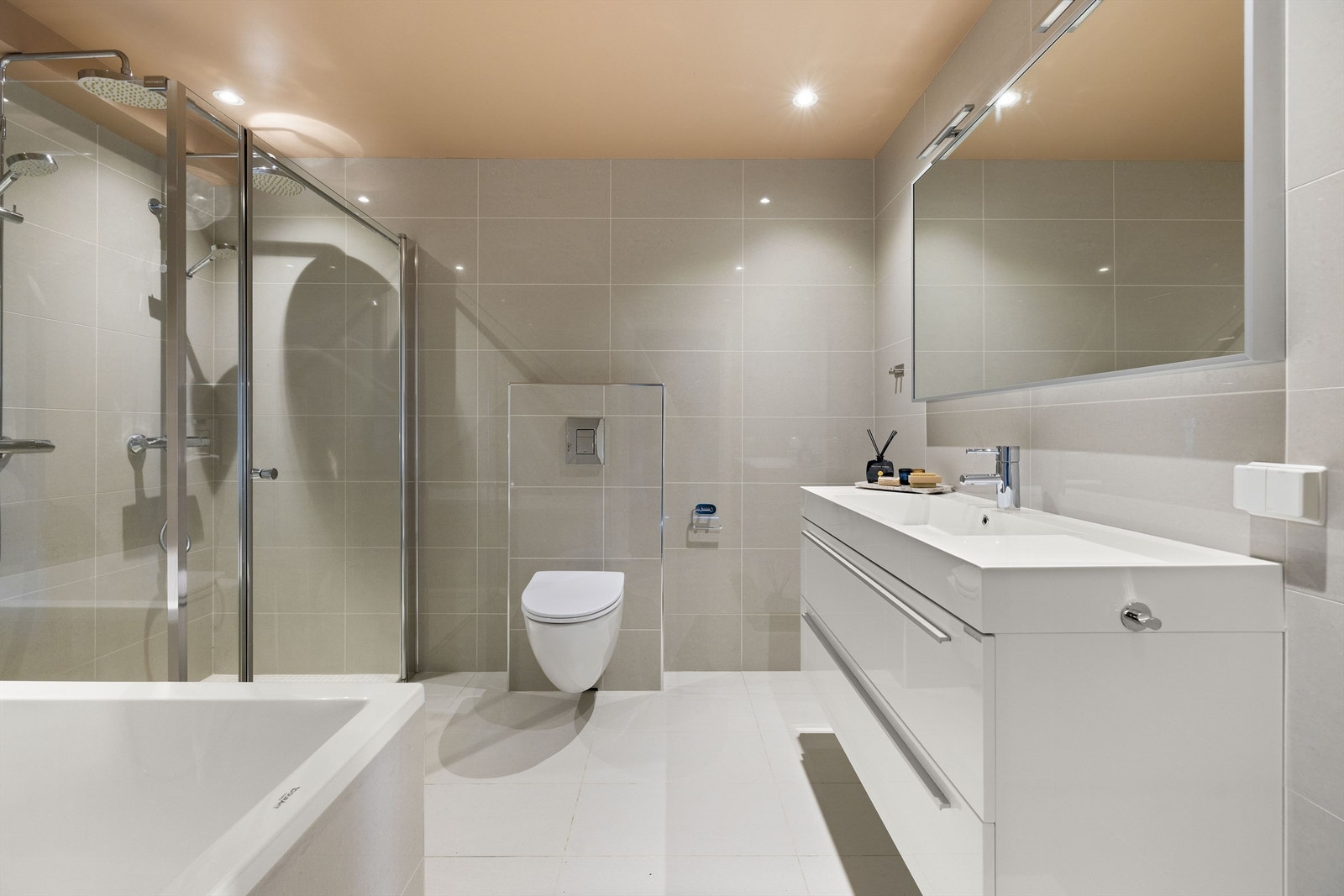 Boligen inneholder tre baderom og et separat toalettrom. Ett av badene befinner seg i hybelen. Galleribilde