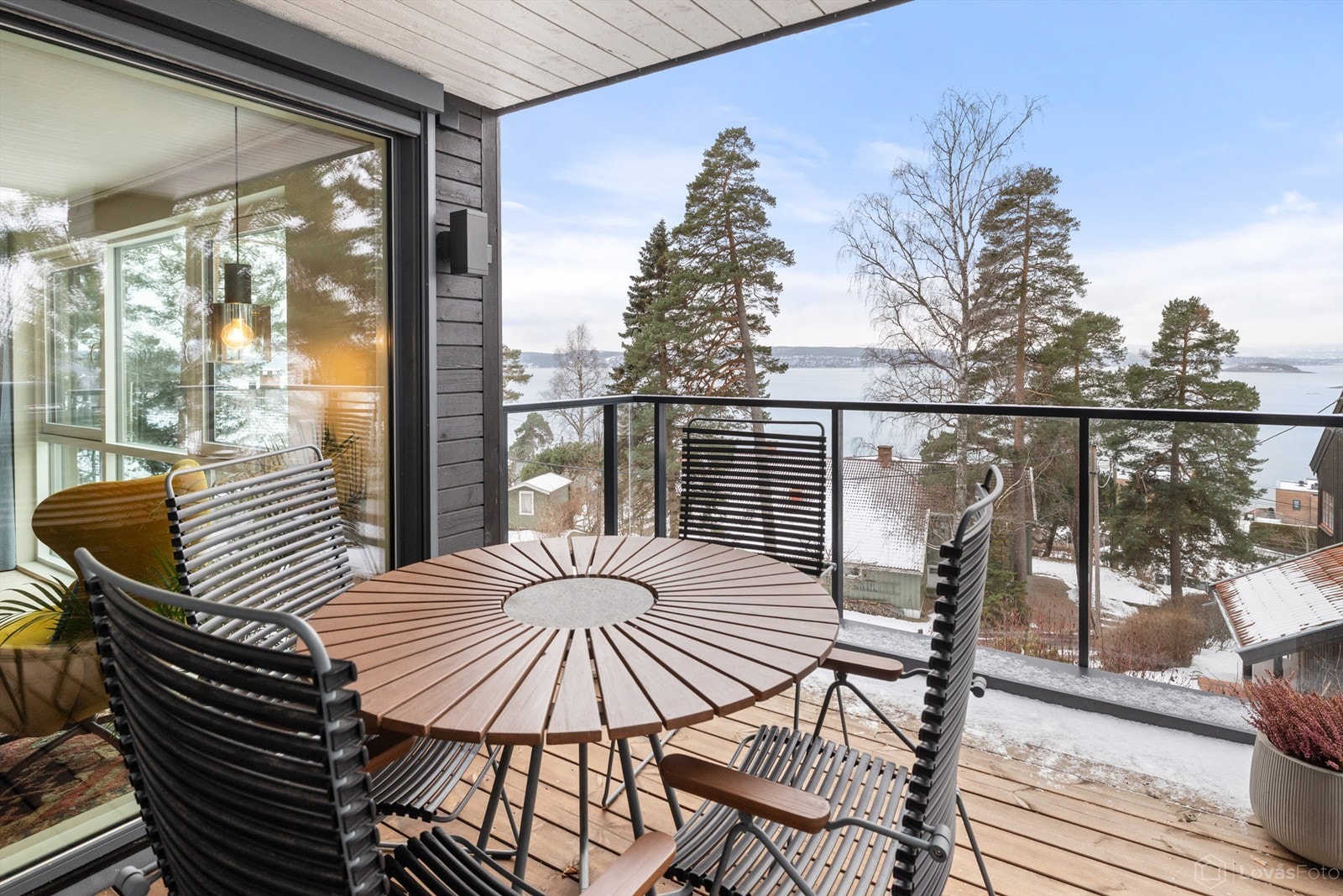 Solrik terrasse med fantastisk utsikt og plass til utemøbler. Galleribilde