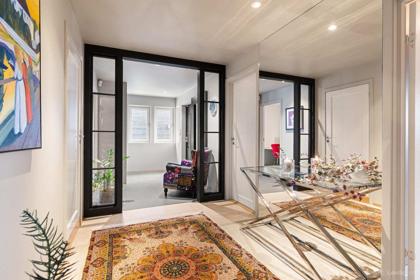 I overgangen til en fin hall har entreen en åpen glassvegg med sort innramming. Galleribilde