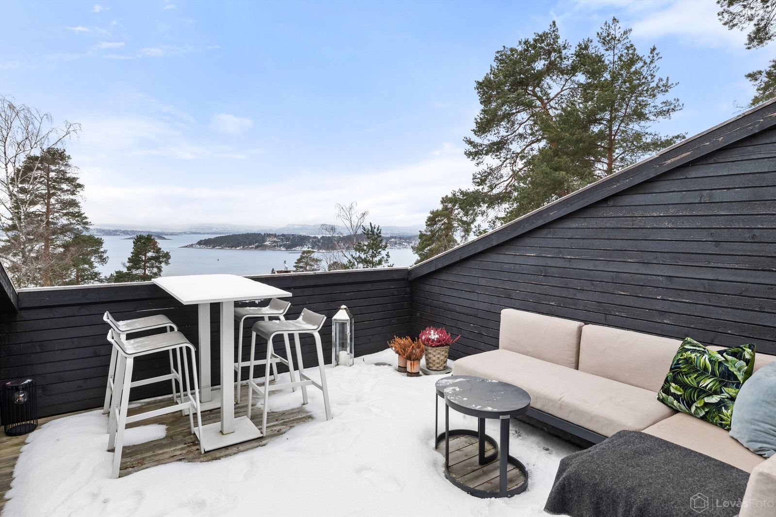 Skjermet takterrasse hvor utsikten viser seg fra sin beste side. Galleribilde