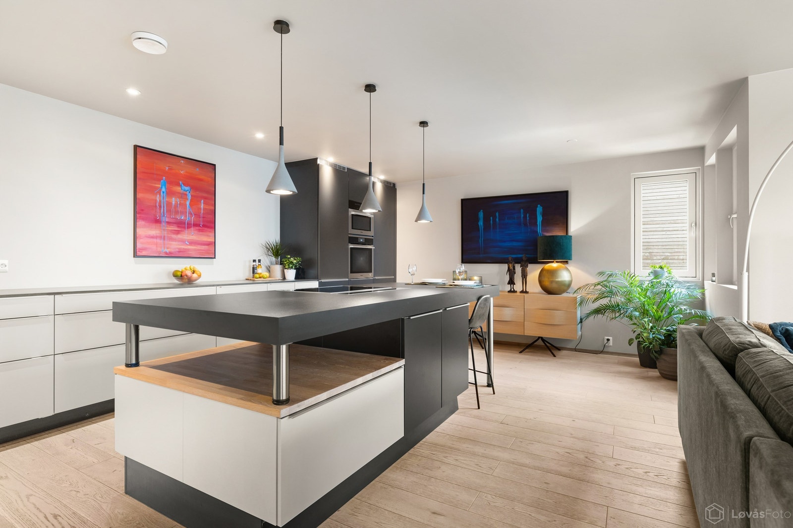 Kjøkkenøya er et fint samlingspunkt, perfekt for måltider, gode samtaler og lekselesning mens middagen tilberedes. Galleribilde