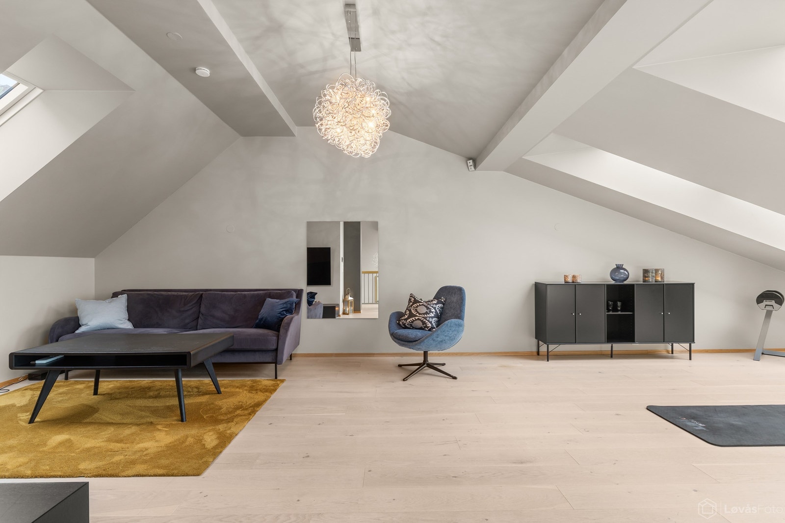 Stuen har god plass til flere sittegrupper, og er perfekt hvis man ønsker å trekke seg tilbake for litt egentid med en god bok eller film. Tilknyttet stuen finner man et kontor med hendig gjestetoalett. Galleribilde