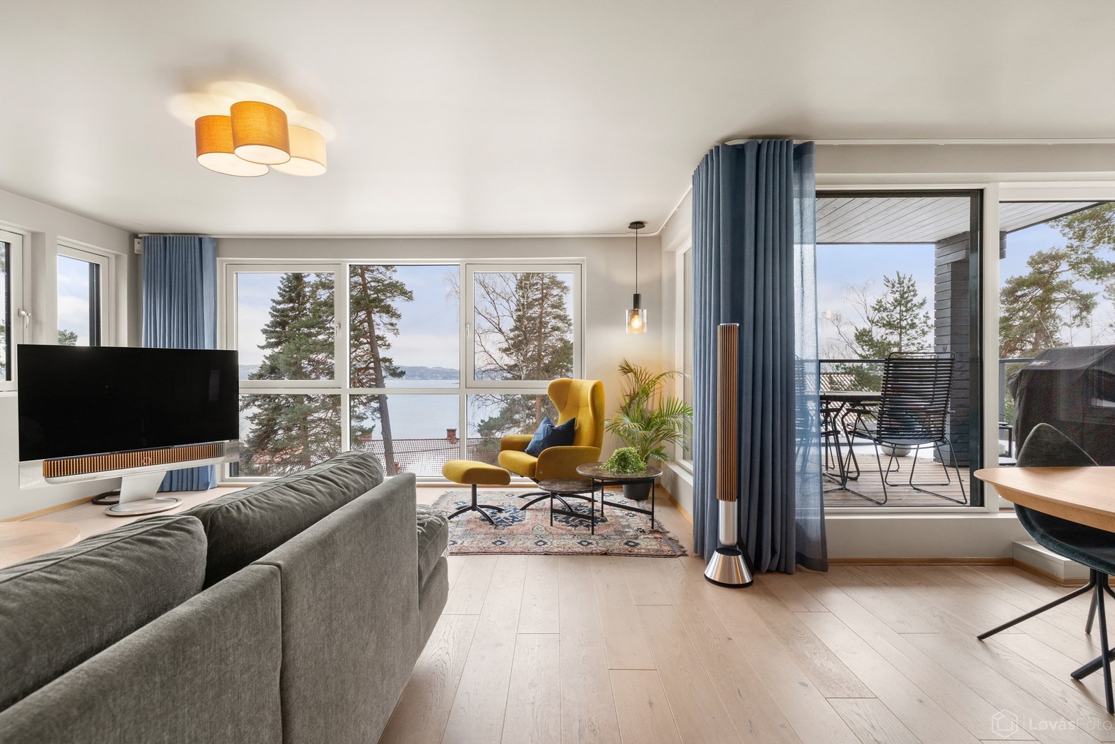 Sammen med kjøkkenet utgjør stuen et virkelig flott allrom, der utsikten fra sofakroken er slående. Galleribilde