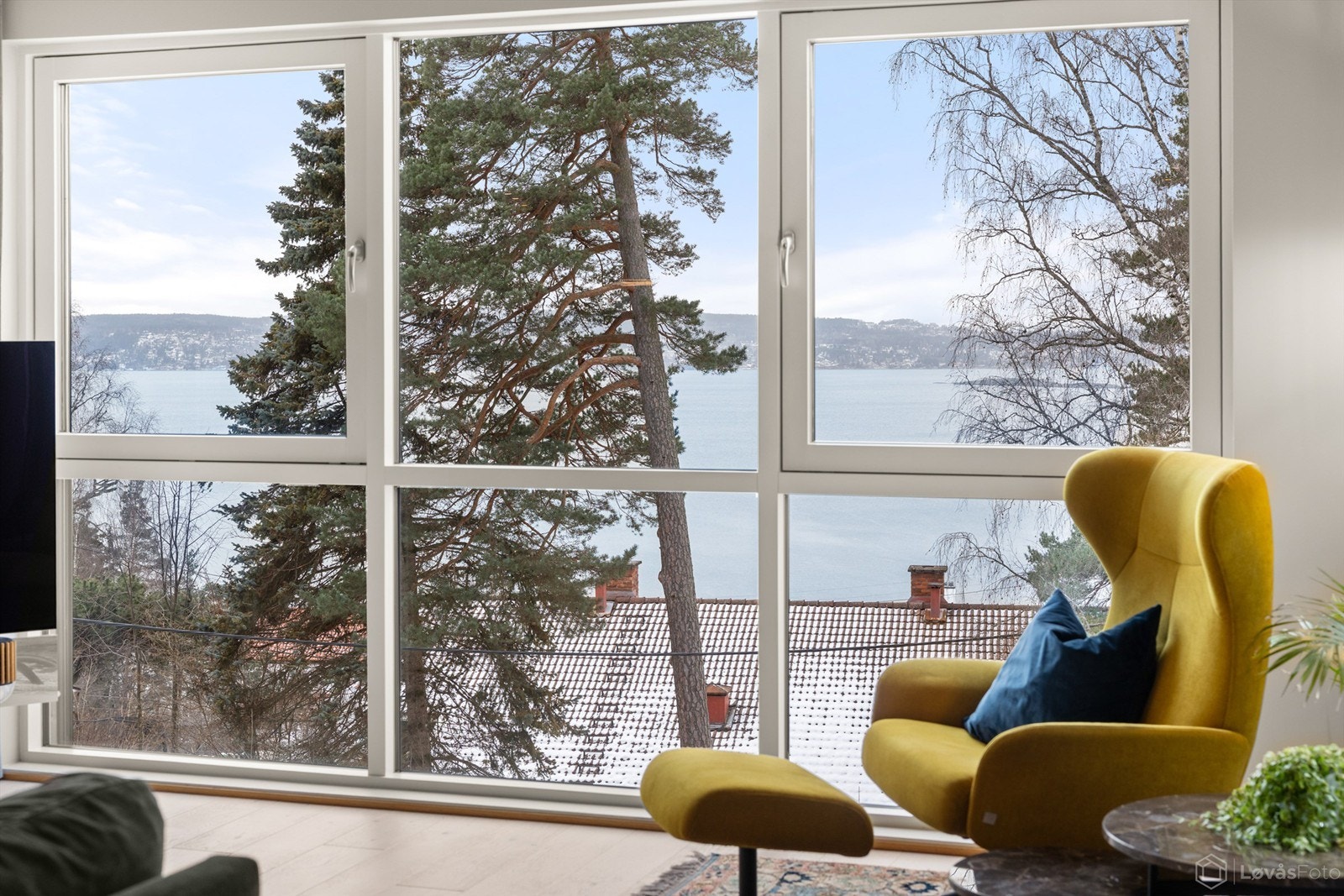 En påkostet og innholdsrik enebolig fra 2015; et moderne familiehjem med høy standard, tidsriktige farger og gjennomtenkte løsninger. Galleribilde