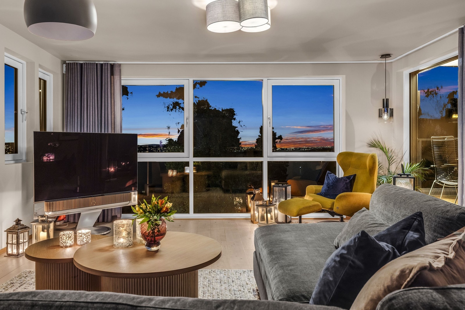 Stue - kveldsbilde. Galleribilde