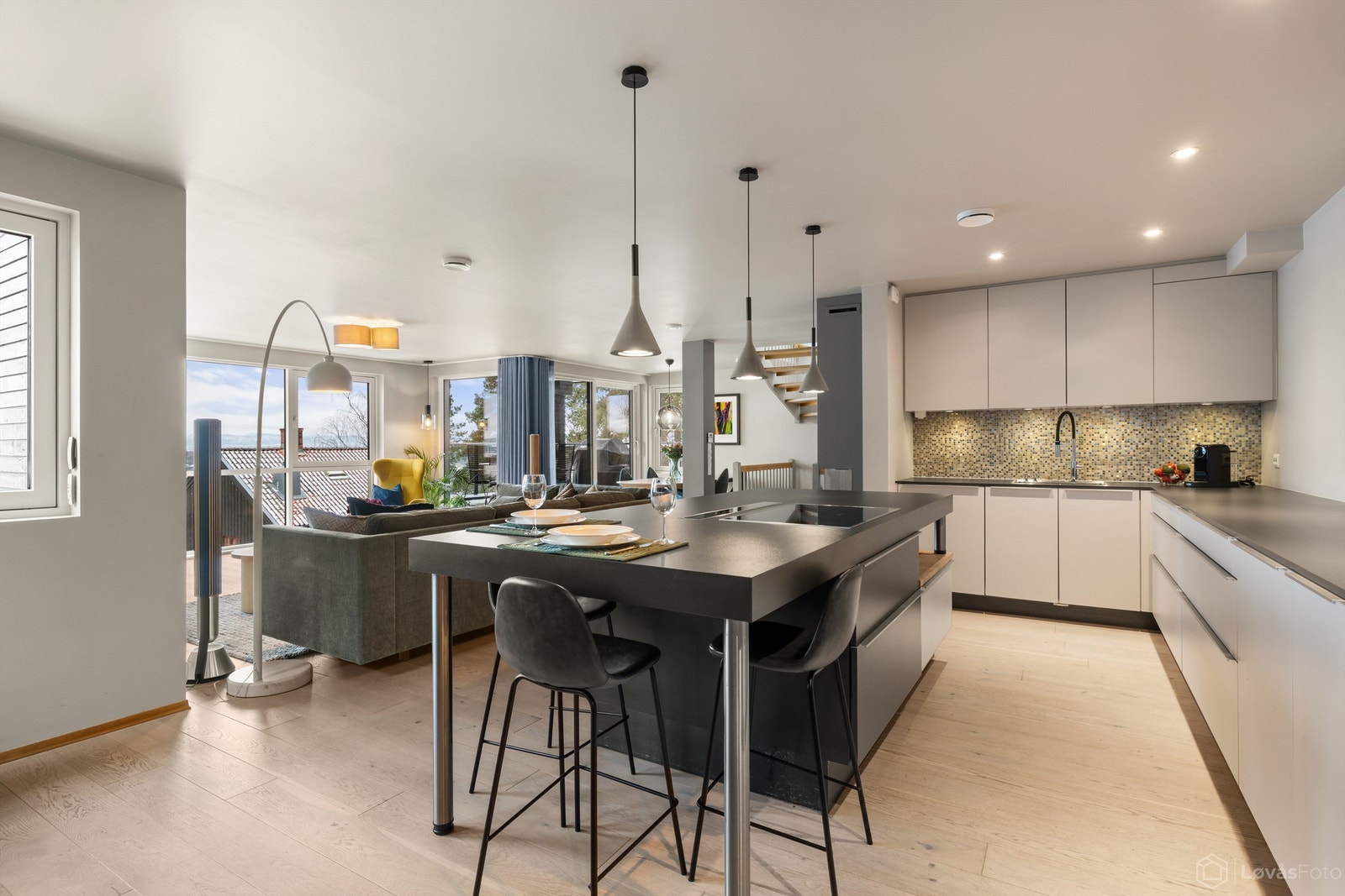 Praktisk kjøkkenøy og sømløs overgang til stue - perfekt for sosiale sammenkomster. Galleribilde