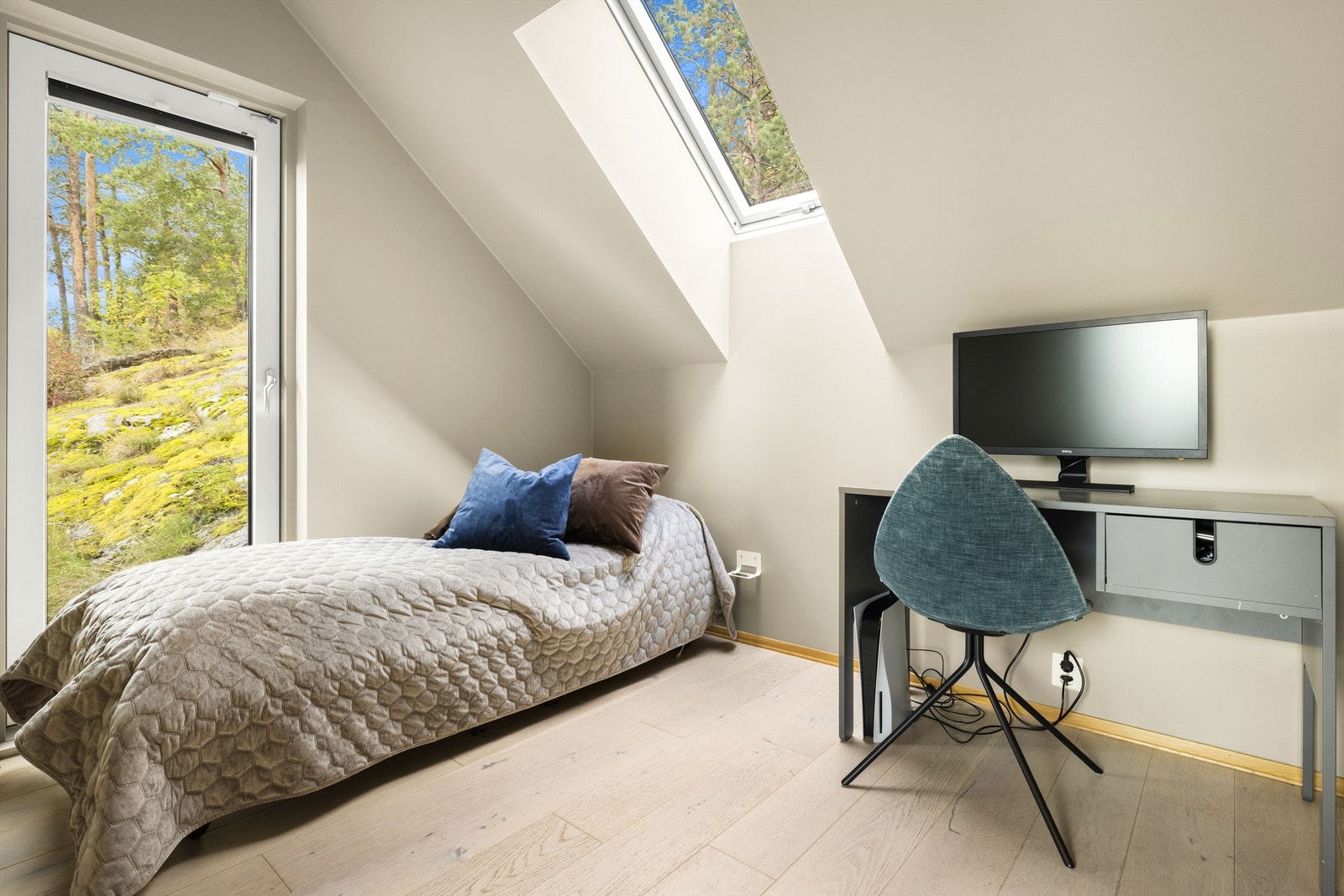 Soverom/kontor i loftetasje. Galleribilde