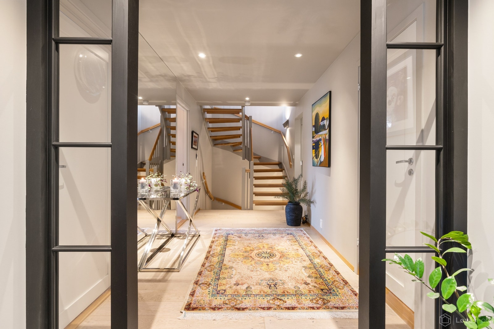 I hallen finner du downlights, gulvvarme og tilgang til siderom med heis og skyvedørsgarderobe. Galleribilde