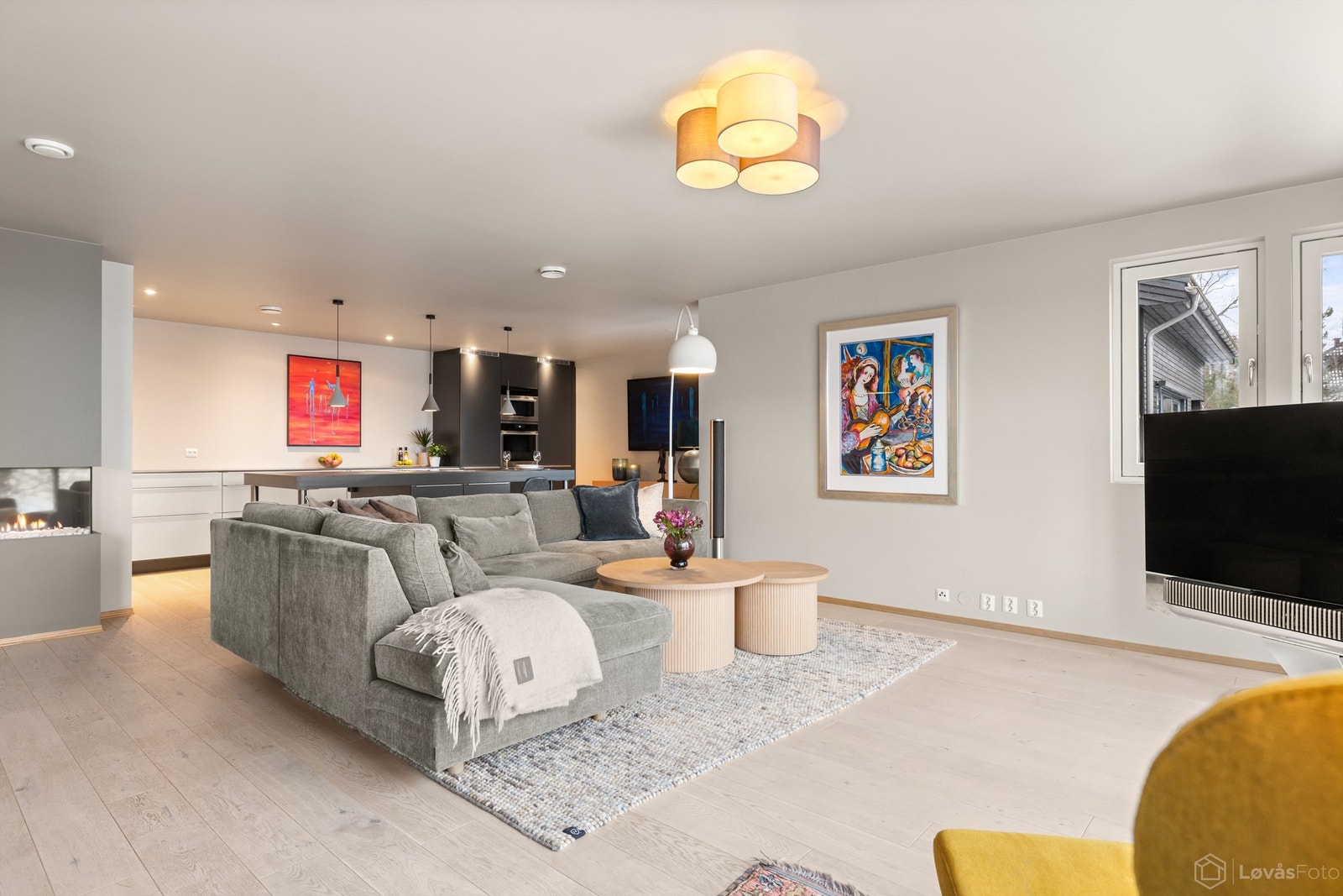 Utformingen gjør stuen enkel å møblere med flere sittegrupper i ulike soner. Galleribilde