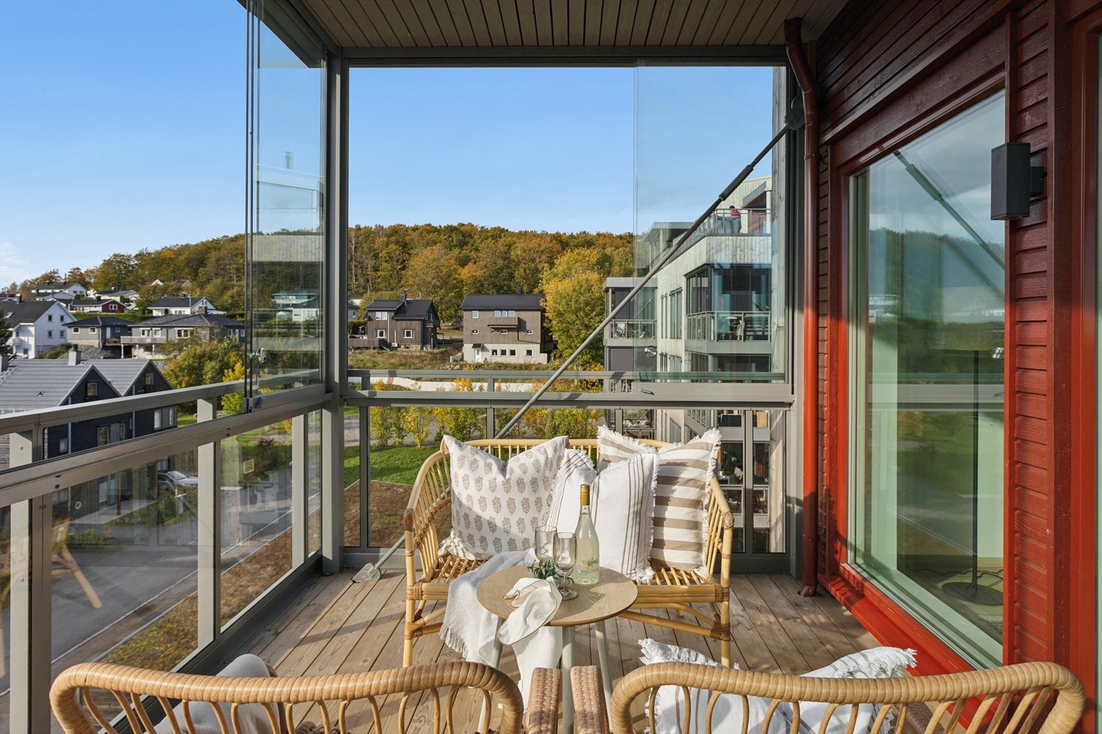 Dette er ett av leilighetens "høydepunkt" - et vestvendt rom som skaper en "ekstra stue" til leiligheten gjennom store deler av året. Sammenhengen med stuen og kjøkkenet gir en herlig dimensjon til hjemmet og størrelsen gir plass for rikelig med møbler. Galleribilde