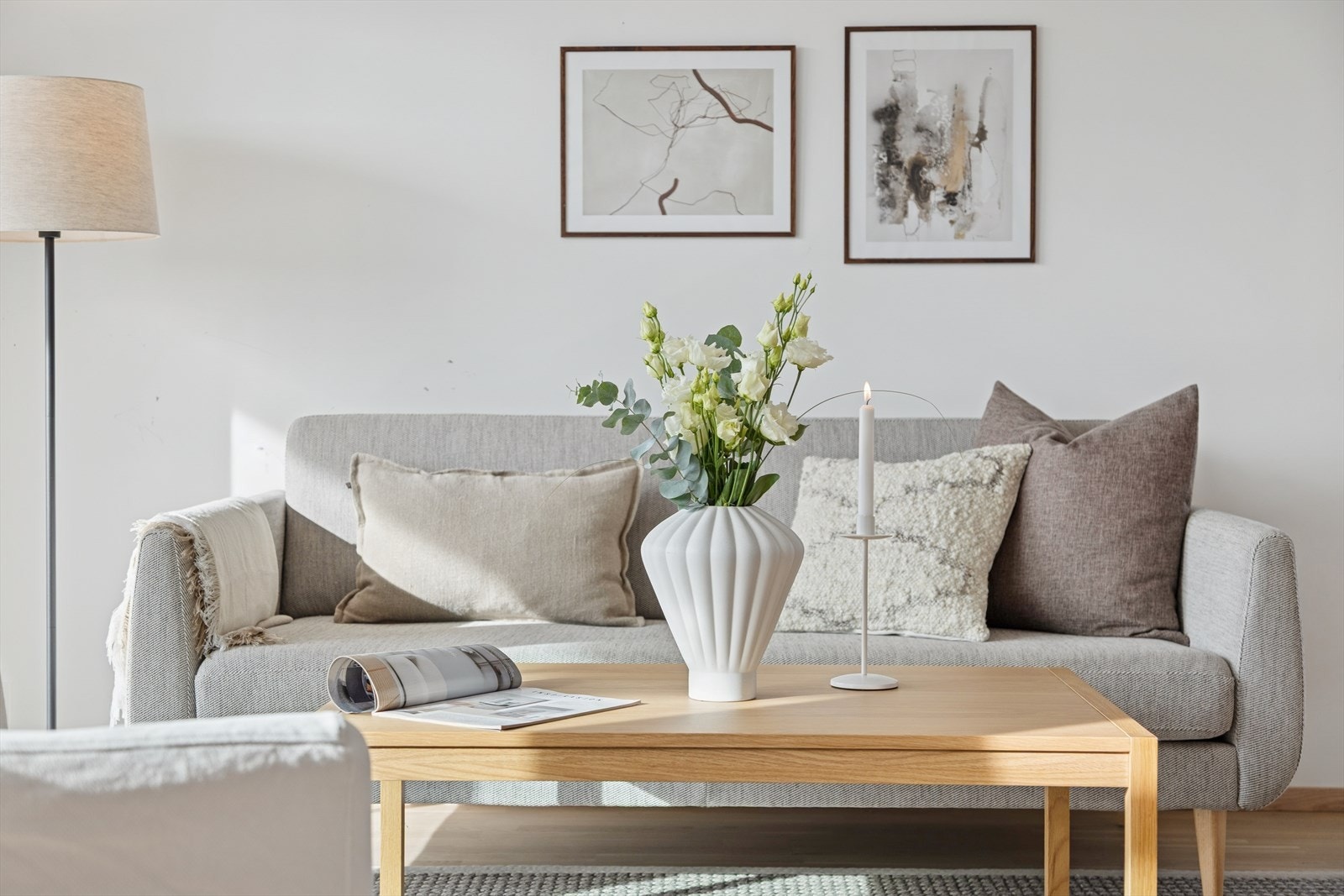 Et vakkert gulv gir et rom et ekstra pent inntrykk og en god følelse, et gulv er "boligens femte vegg". Det er moderne lyse/hvittede eikeparkettgulv i alle rom. Disse gir et elegant, lunt og moderne uttrykk med matt finish til rommene. Galleribilde