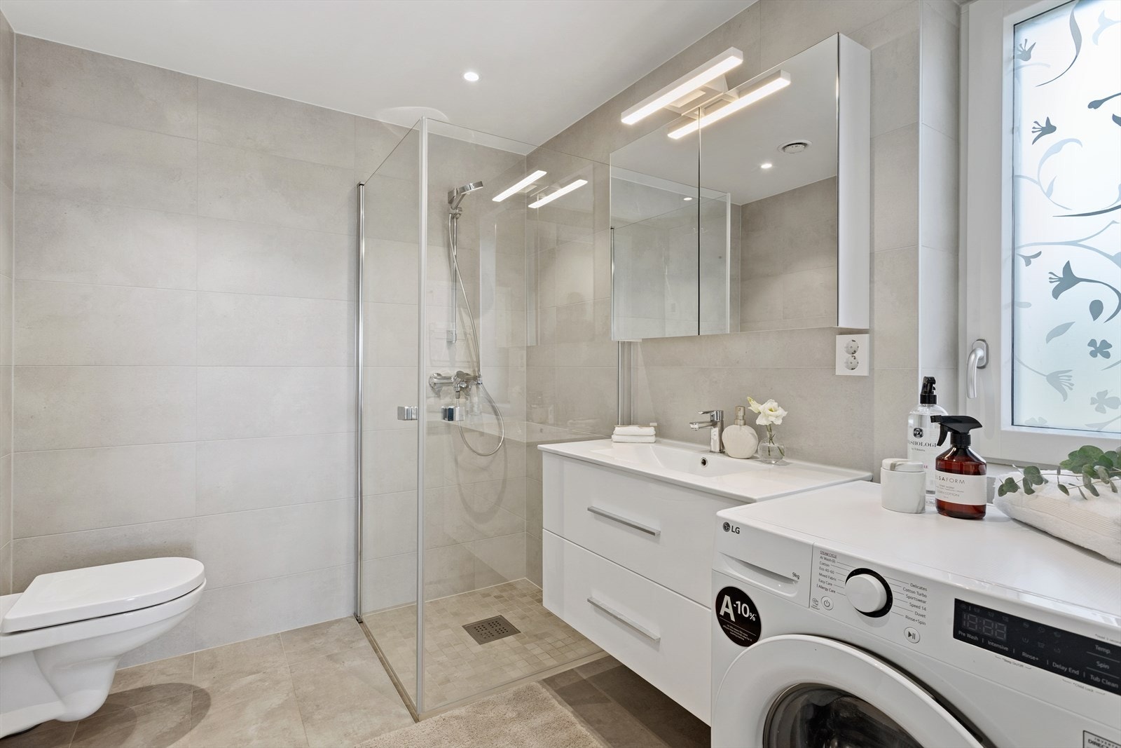 Stort, delikat og påkostet baderom med dusjhjørne, badekar og toalett Galleribilde