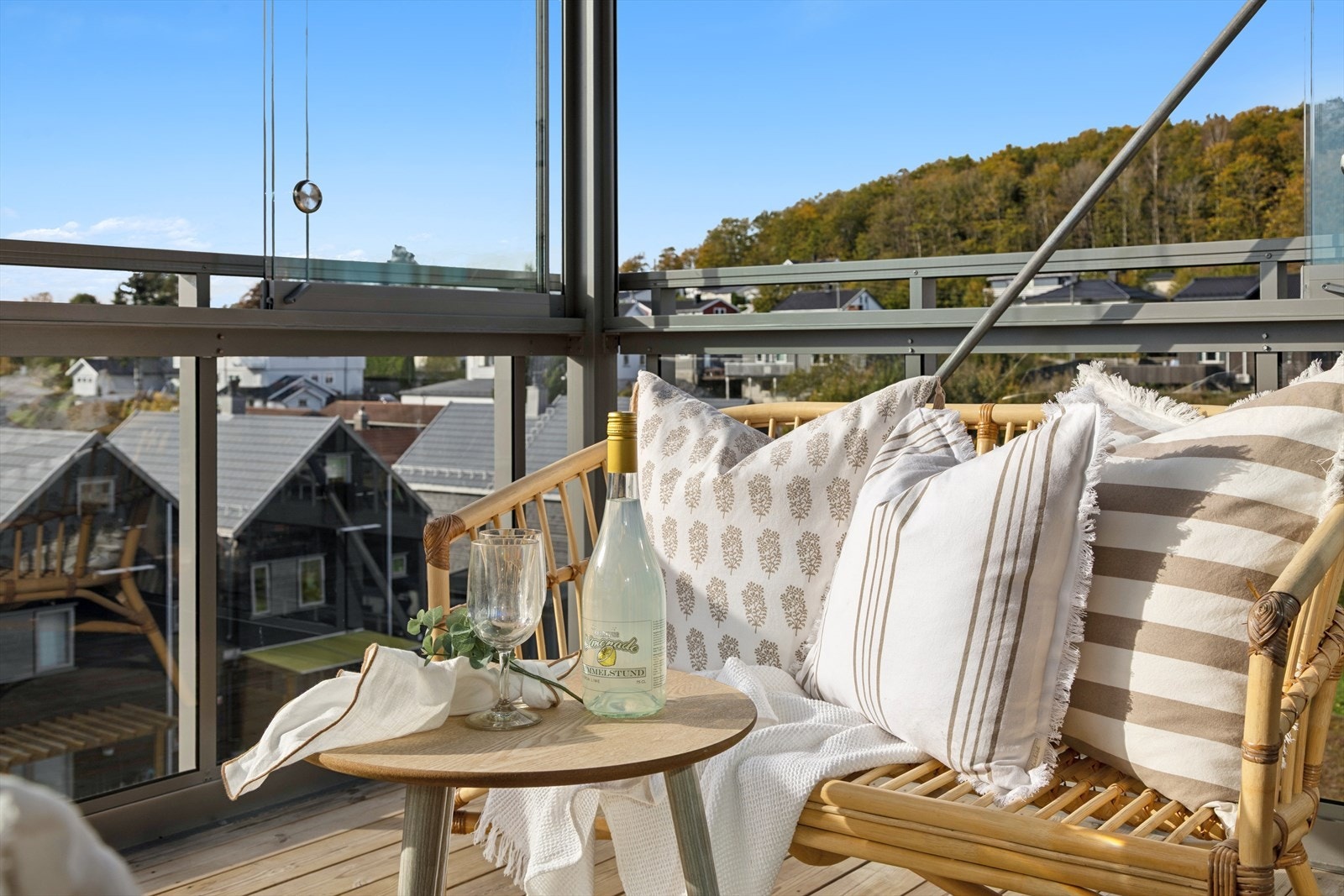 Balkongen er overbygget i sin helhet, noe som gir en flott skjerming. Det er god plass til både utemøbler, grill/utekjøkken og variert "stemningsbotanikk". Galleribilde