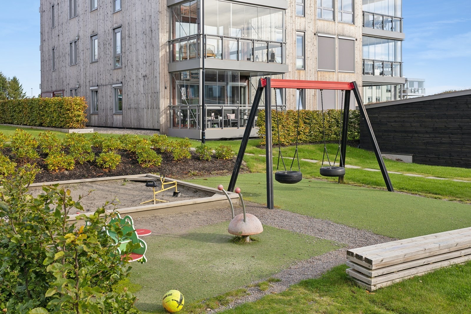 Uteområdene er godt tilrettelagt med en kombinasjon av plen, asfalterte gangveier, steinbelagte partier, fellesarealer med planter/busker/trær og en hyggelig plass for sittegruppe. Galleribilde