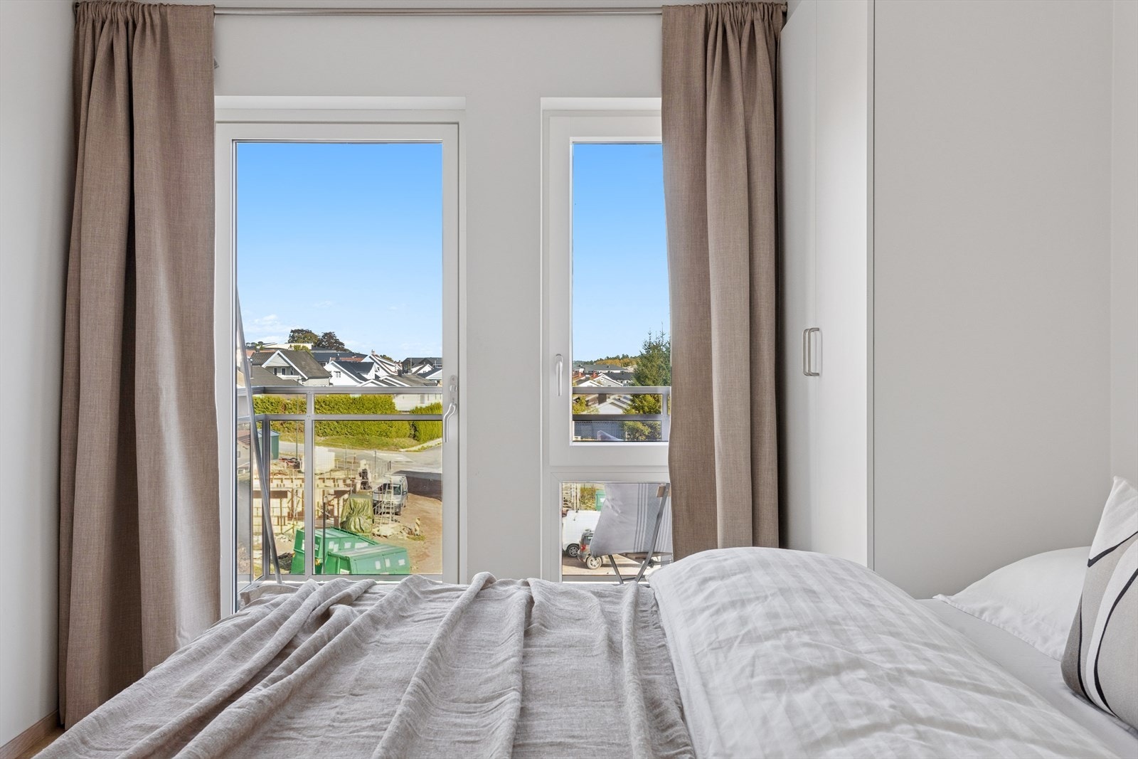 Vinduer mot øst og nord slipper inn naturlig lys. Det medfølger doble garderobeskap på hver side av sengen. I tillegg til disse er det plass til enda flere garderobeskap, hvis ønskelig. Galleribilde