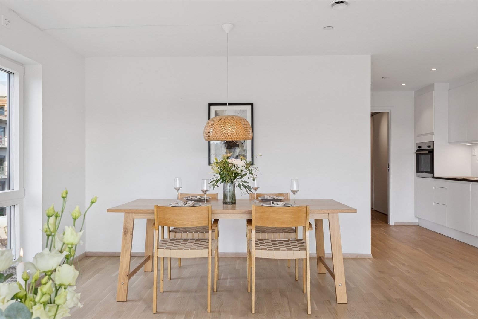 Rommet har for øvrig god plass til både sofa-/loungemøbler og til et raust spisestuebord hvor man kan samle til venne-/familieselskap. Galleribilde