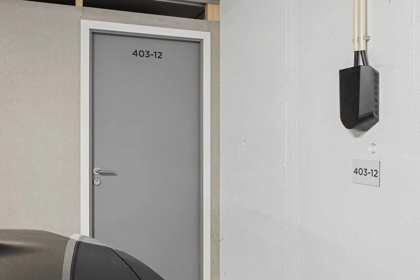 Det er ferdig montert klargjøring for EL-bil uttak på plassen som medfølger, denne er merket med "403-12". Leilighetens bod har inngang direkte fra den egne parkeringsplassen. Galleribilde