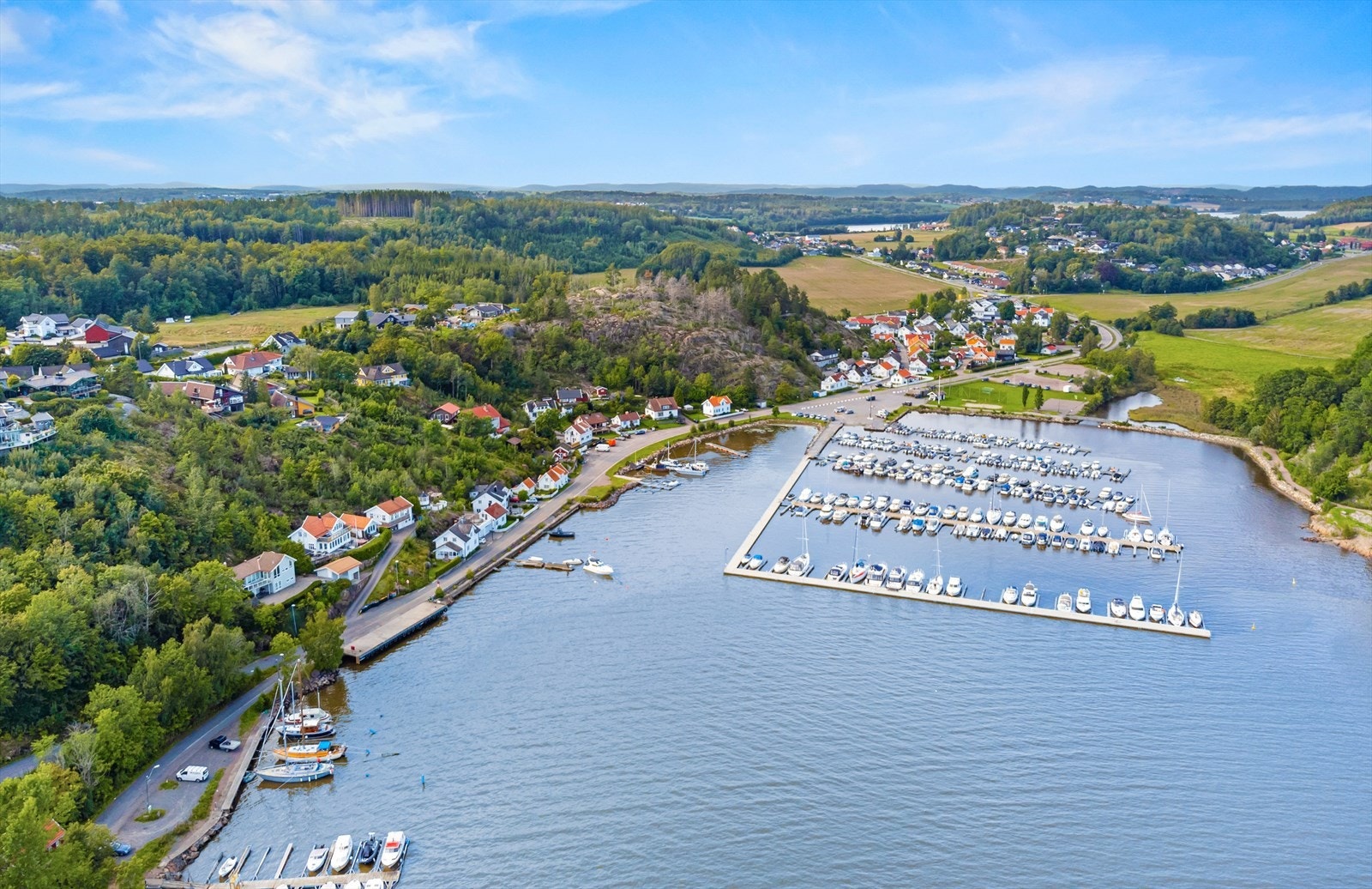 Melsomvik byr på sjarmerende, smale gater og småhusbebyggelse, båthavn, sandstrender og svaberg. Galleribilde