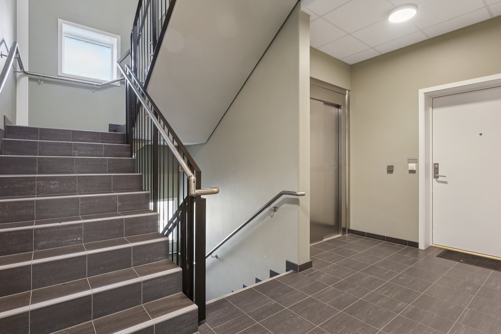 Det er heis mellom alle etasjer. Galleribilde