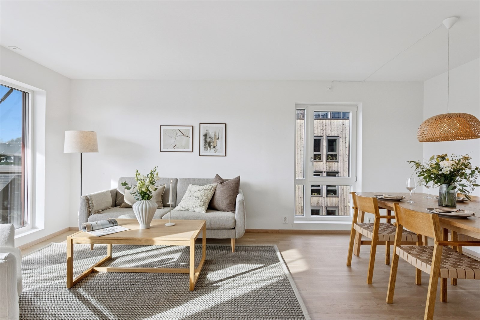 Alle innervegger i leiligheten har malte og slette overflater som gir en flott helhet med sine lyse og helhetlige overflater. Innerveggene består av slettmalte flater. Langs gulv er det eikelister som henter opp de klassiske eikegulvene. Galleribilde