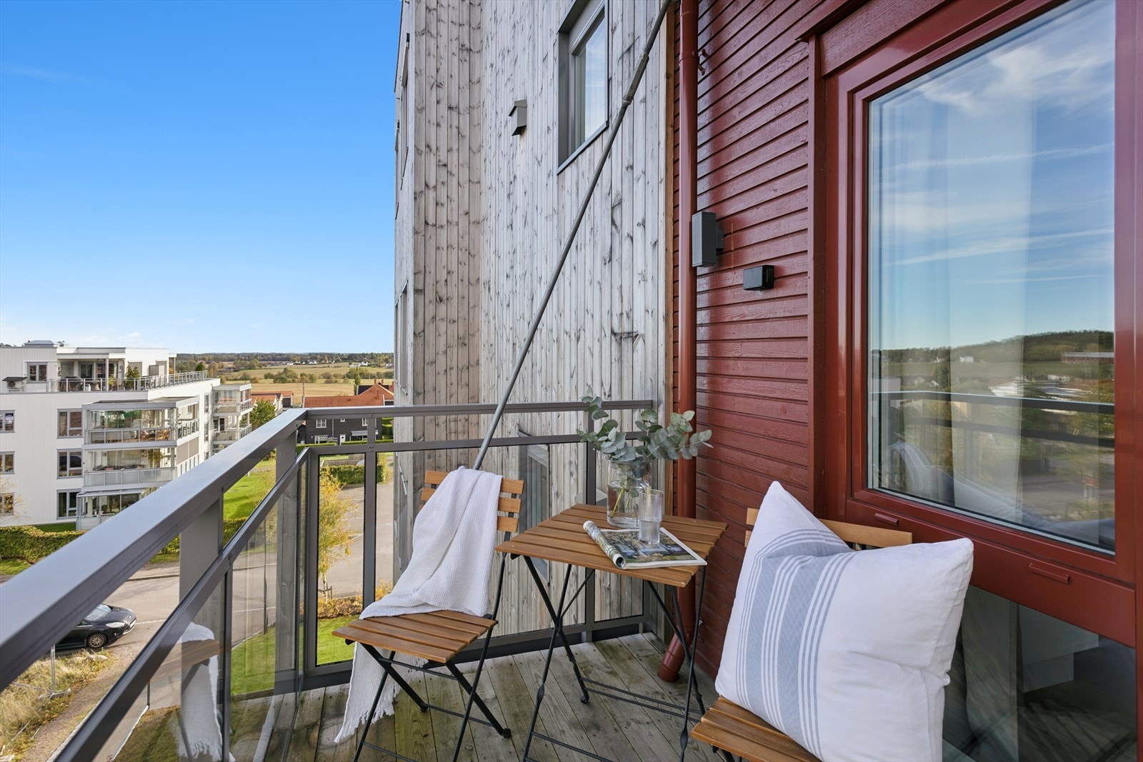 Balkongen er på ca. 5 m² og har gulvdekke av impregnerte terrassebord og rekkverk i lakkert stål/aluminium og glass. Galleribilde