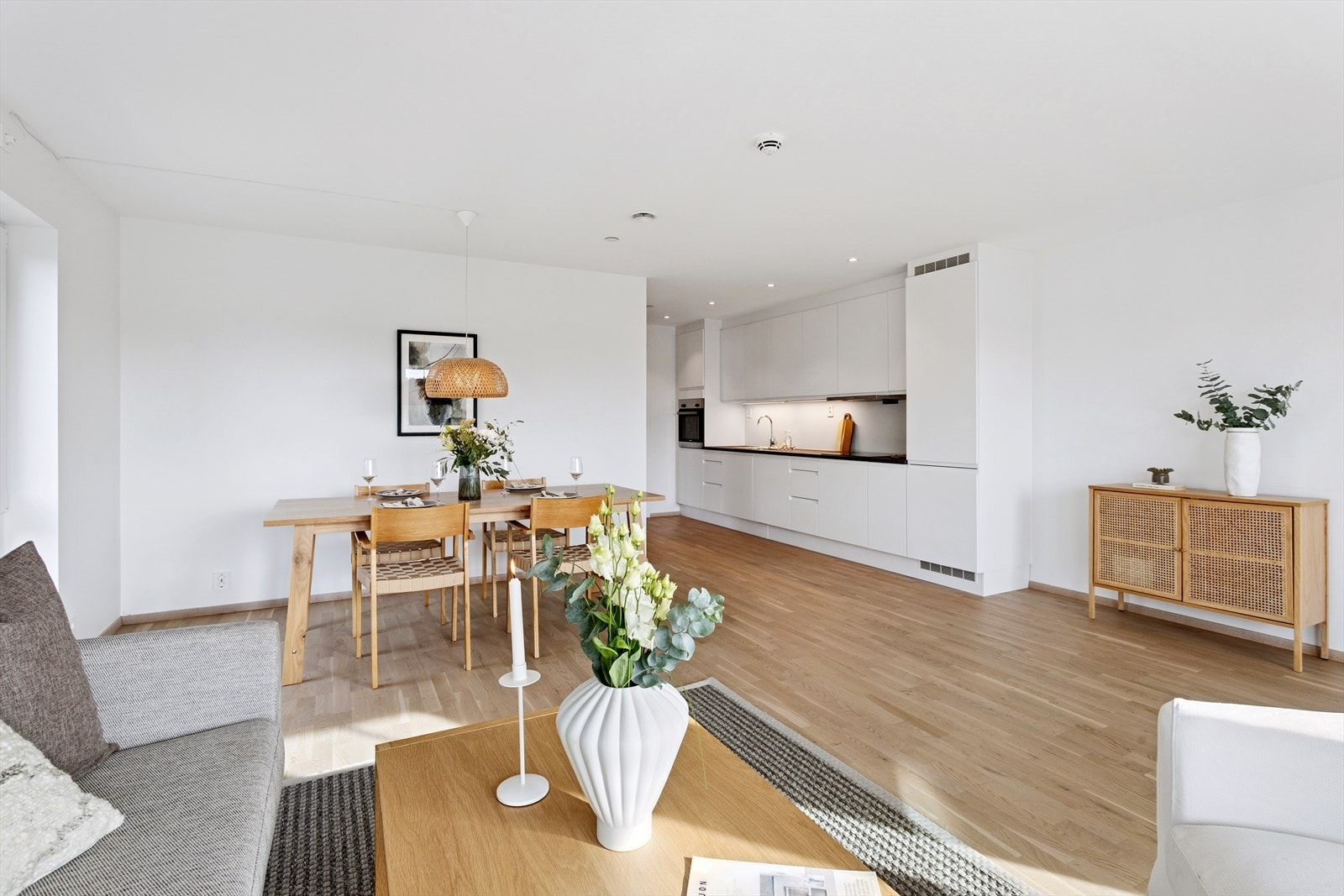 Foruten et mer elegant utseende og mulighet til å felle inn indirekte belysning, er fordelen med gipshimlinger et mer estetisk tiltalende rom og redusert lydoverføring mellom etasjer kontra tradisjonelle himlinger av eksponert mur. Galleribilde