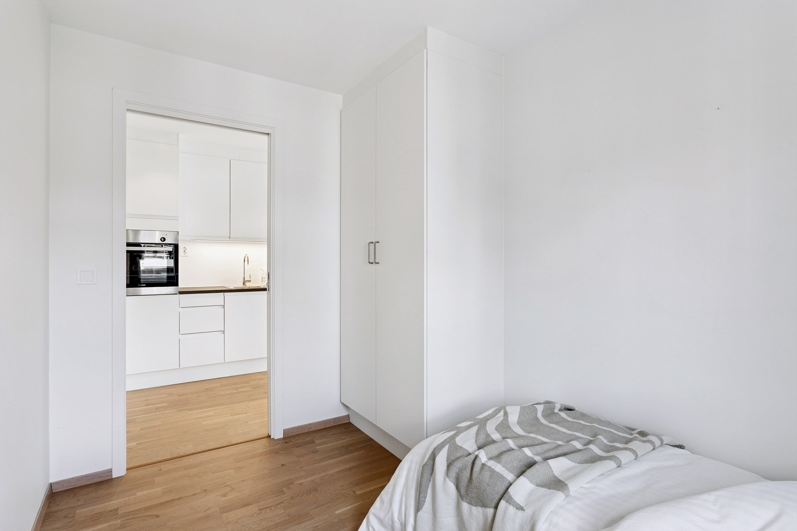 Soverom 2 ligger skjermet fra hovedsoverommet, hvor både baderommet og entre/gang adskiller de to soverommene. medfølger dobbelt slagdørsskap, ført helt opp til taket. Galleribilde