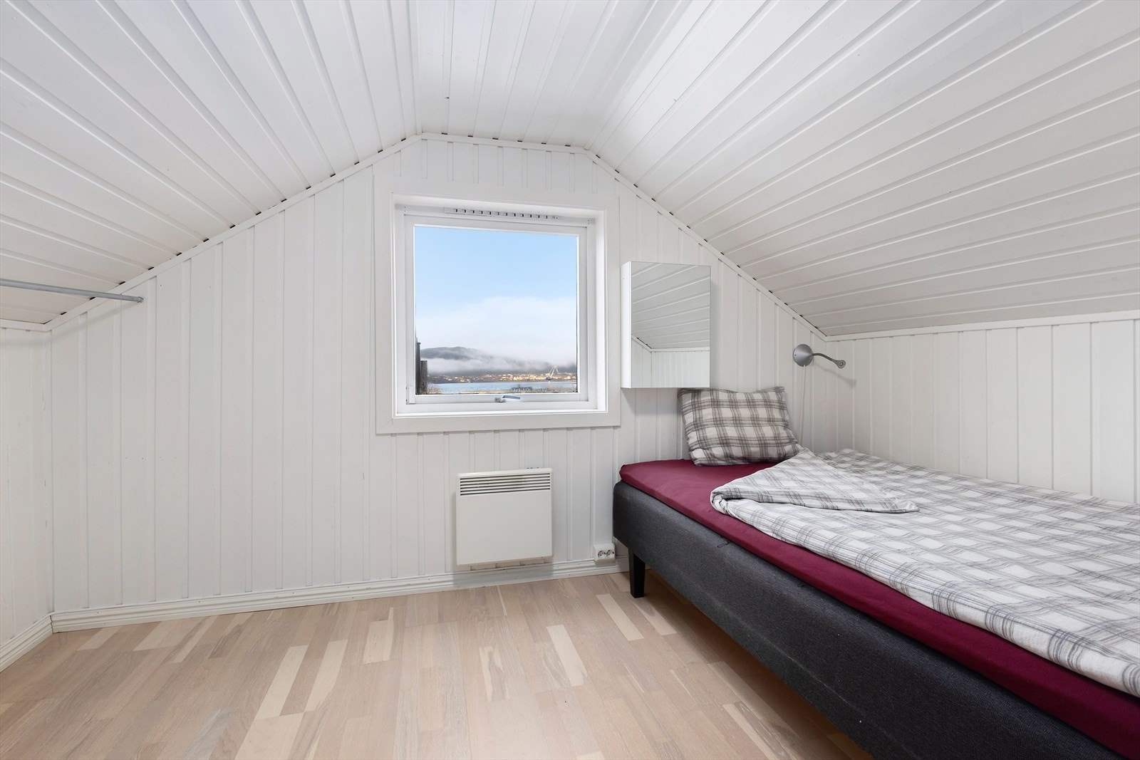 Innredet rom loftsetasje. Loft ikke godkjent for varig opphold. Galleribilde