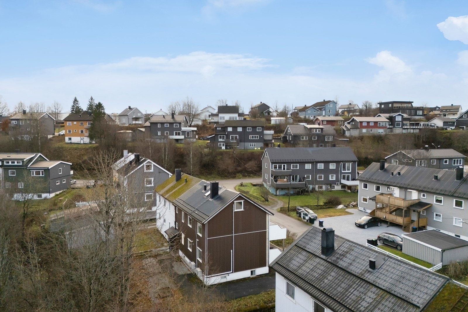 Det er 2 stk 3-roms leiligheter og i tillegg innredet både kjeller og loftsetasje (ikke godkjent). Det vil si meget innholdsrik bolig med inntekstmuligheter om man bor i den ene og leier ut den andre. Galleribilde